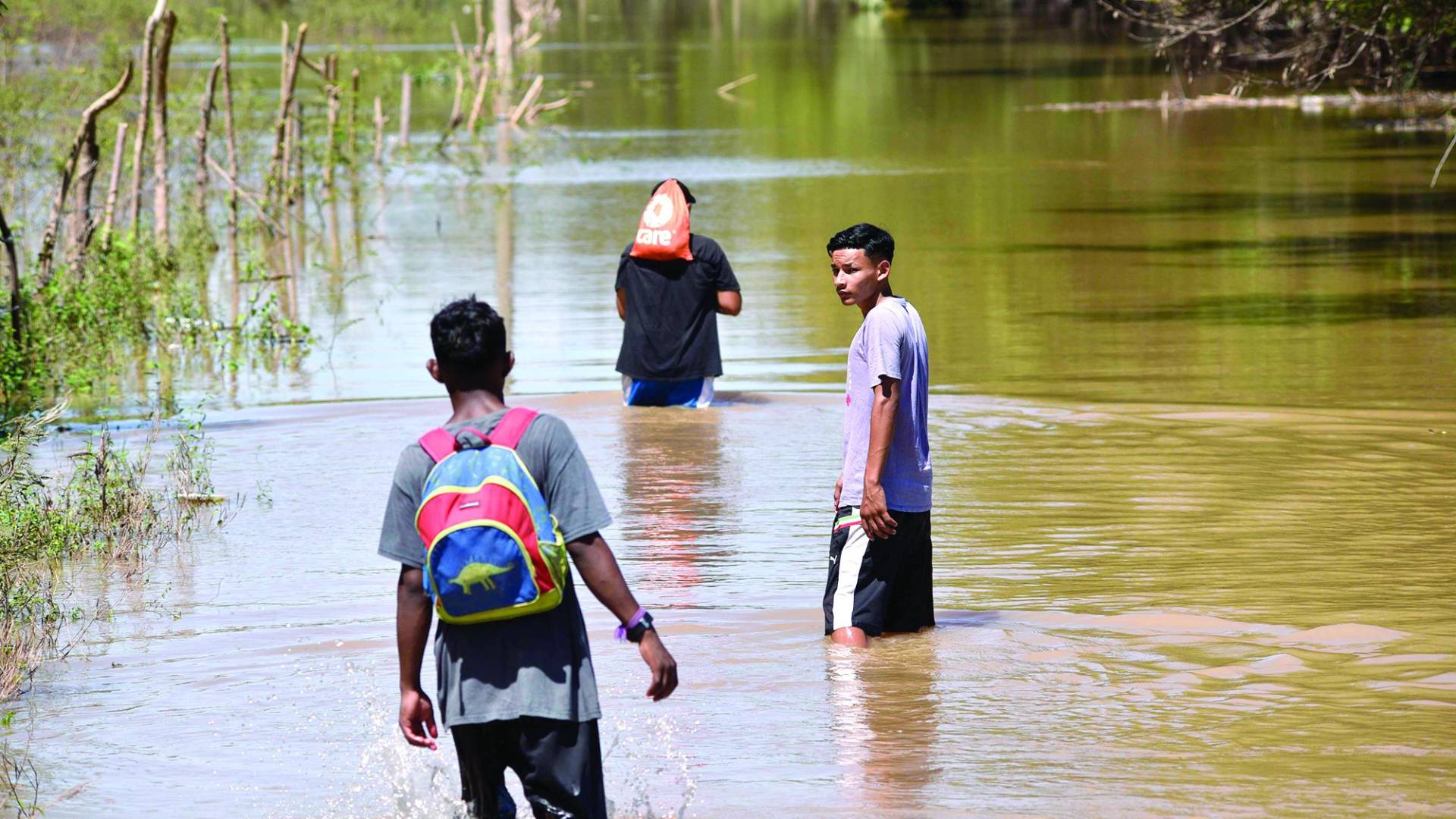 $!Un grupo de jóvenes cruzaron nadando desde la entrada de Finca 4 hasta Finca 8 para revisar sus casas.