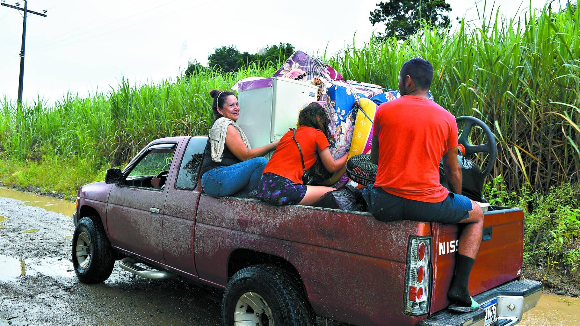 $!Ante el peligro del caudal del río, habitantes comenzaron a evacuar sus casas e ir a albergues.