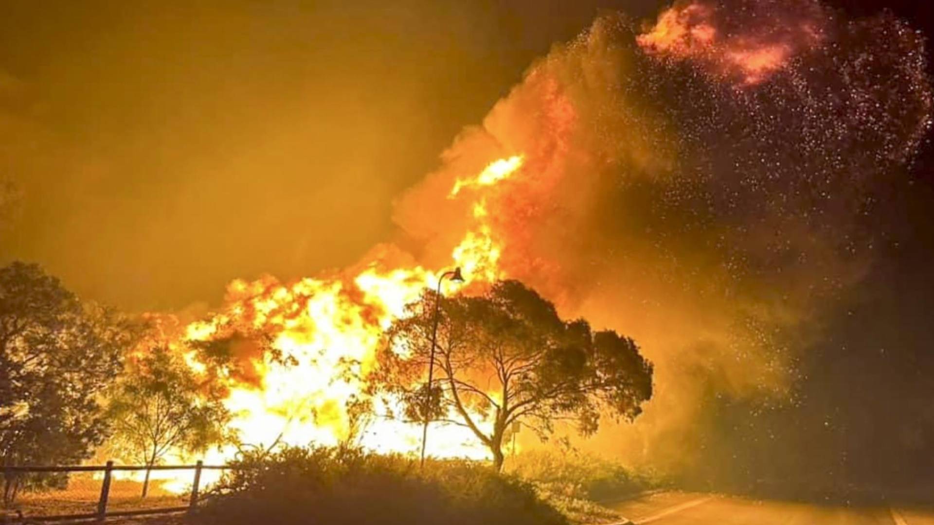 $!Desde octubre han estallado cientos de incendios en Australia. Un incendio cerca de Wannaroo, al norte de Perth.