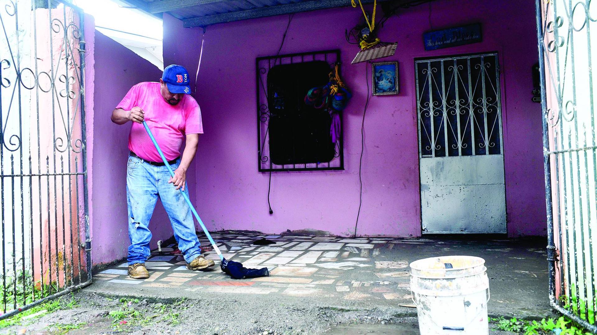 $!Familias externaron su miedo por el anuncio de más lluvias.