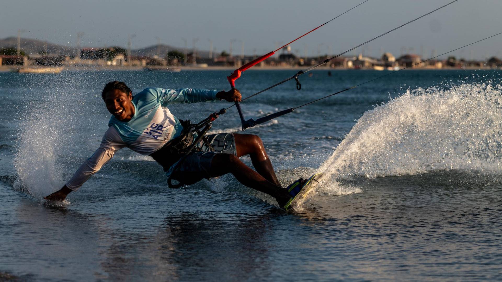 $!Beto Gómez, el único kitesurfista profesional wayuu del mundo, dijo que gracias al deporte viaja por el mundo. (Federico Rios para The New York Times)