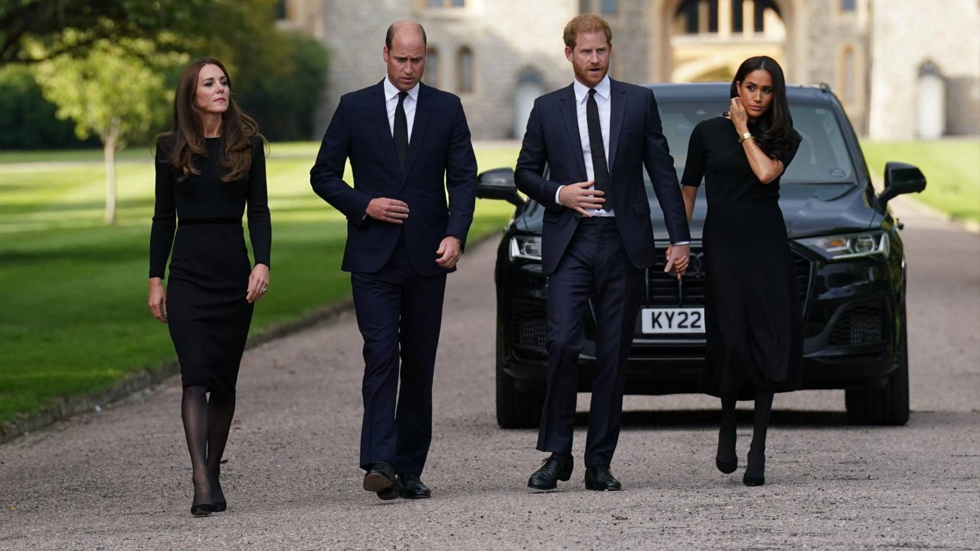 $!Los príncipes de Gales, William y Kate, hicieron una tregua con Harry y Meghan y salieron a saludar juntos en Windsor.