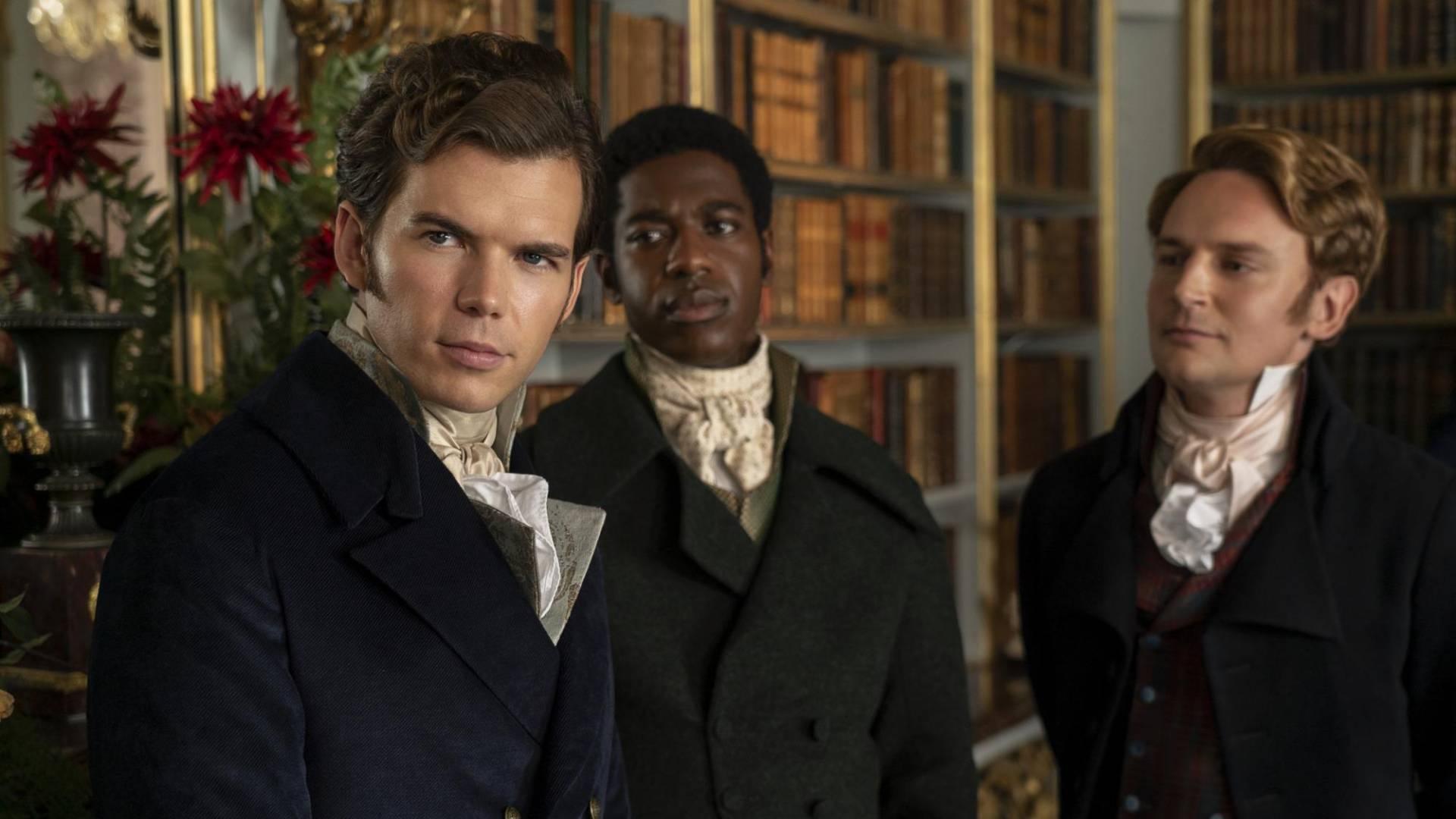 $!Luke Newton (izq.) como Colin Bridgerton en “Bridgerton”, ambientada en el Londres de principios del siglo 19.