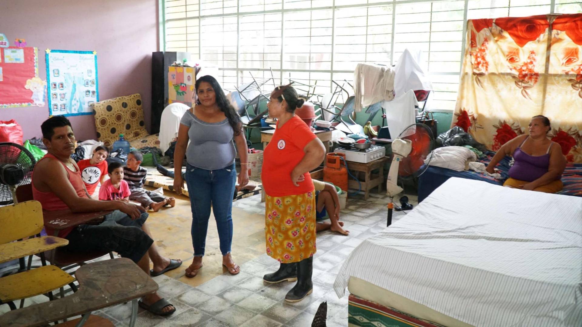 $!En el albergue deportivo La Pradera, algunas familias tienen sus cosas y otros enseres domésticos.