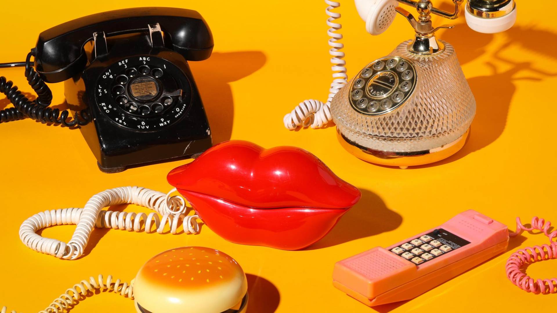 $!Para quienes aún los tienen, los teléfonos fijos son un bienvenido regreso a la era pre teléfonos inteligentes.