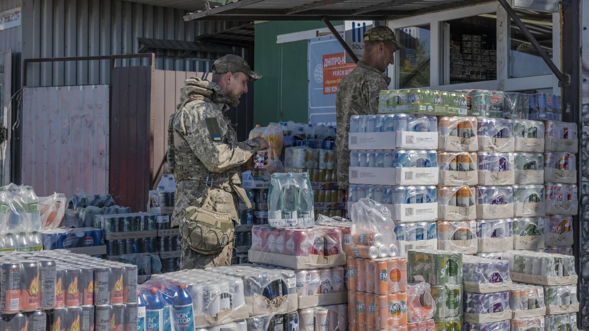 $!Cajas de bebidas energéticas —y de refrescos— afuera de una tienda cerca de la línea del frente en Ucrania.