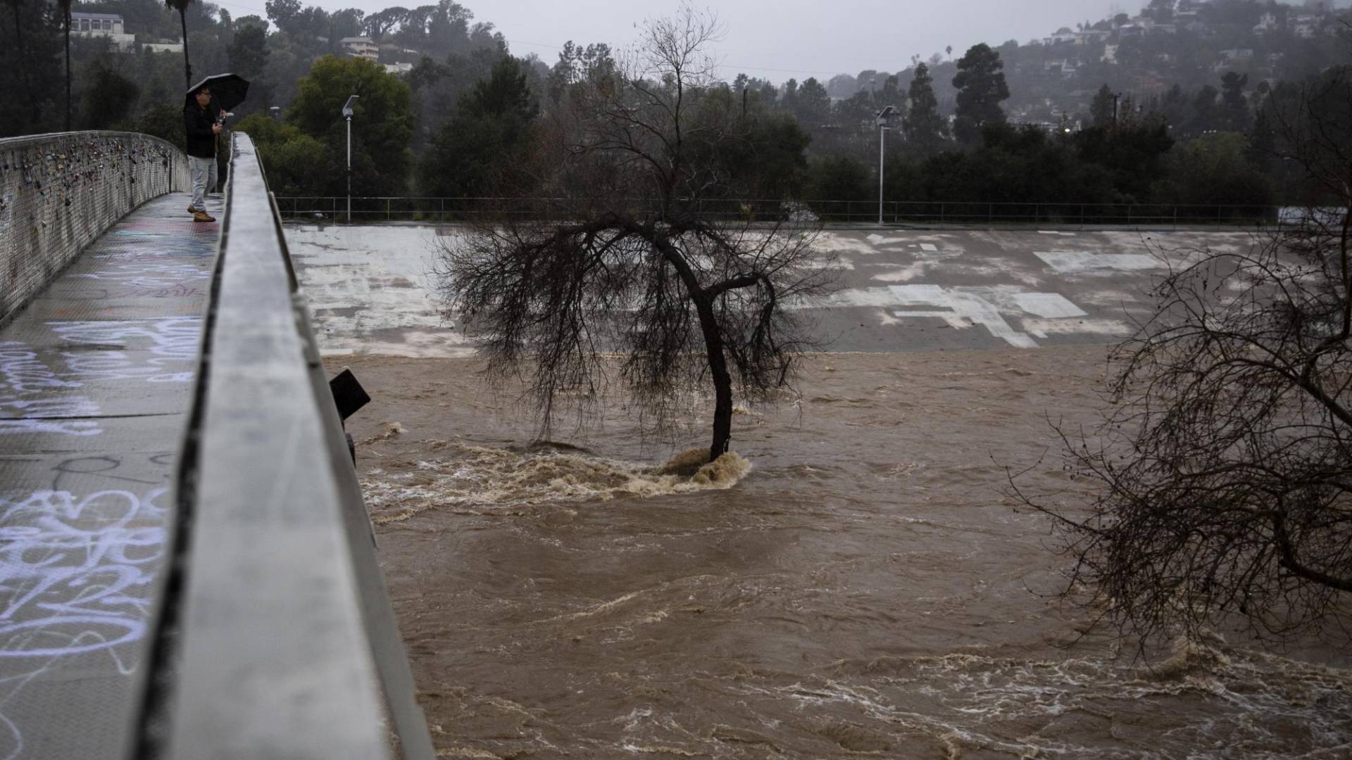 $!Un fenómeno llamado río atmosférico provocó inundaciones en California. El Río Los Ángeles el 5 de febrero.