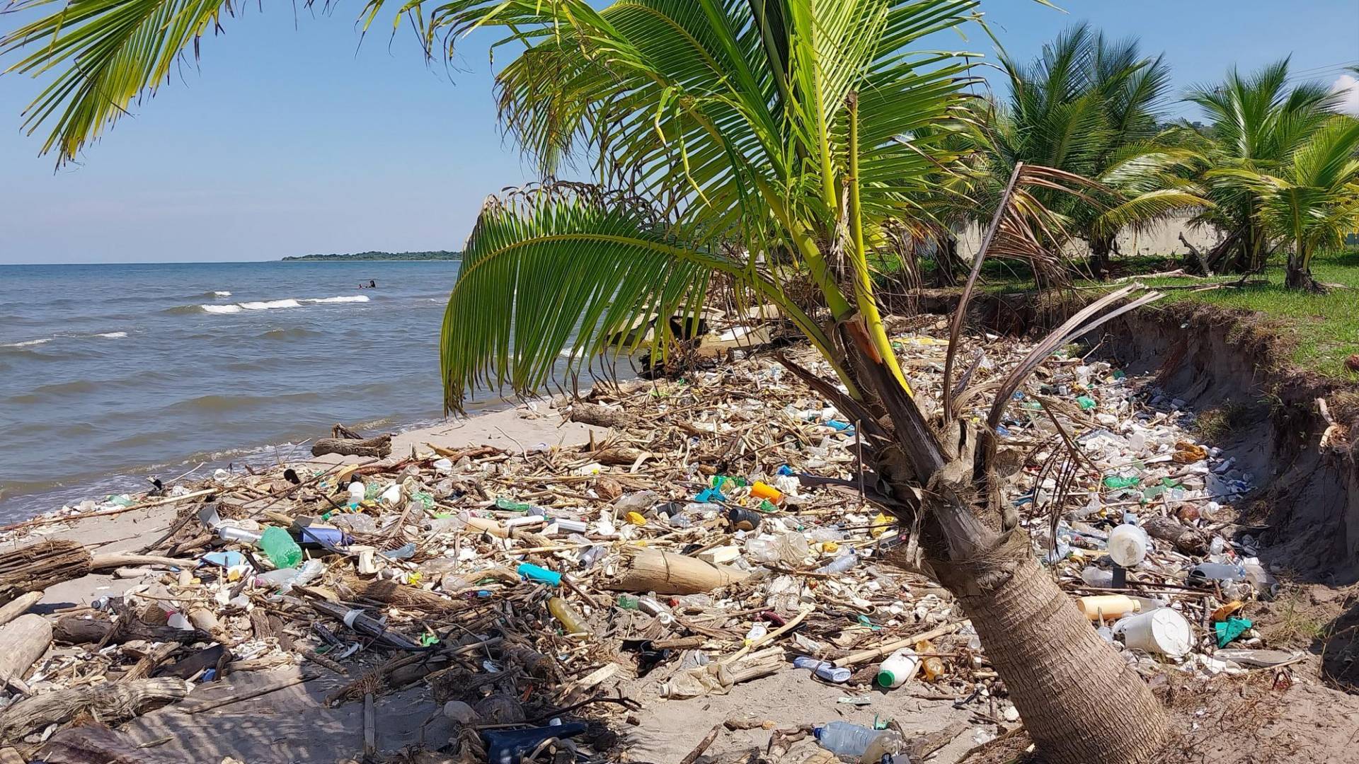 $!La basura que llega a la playa es otro de los problemas.