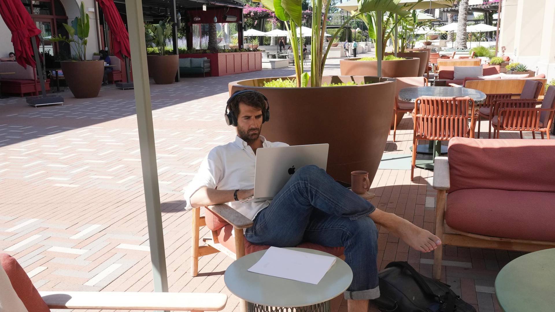 $!Un espacio en Springline, un “resort laboral” en Menlo Park, California, que también tiene una tienda de abarrotes italiana.