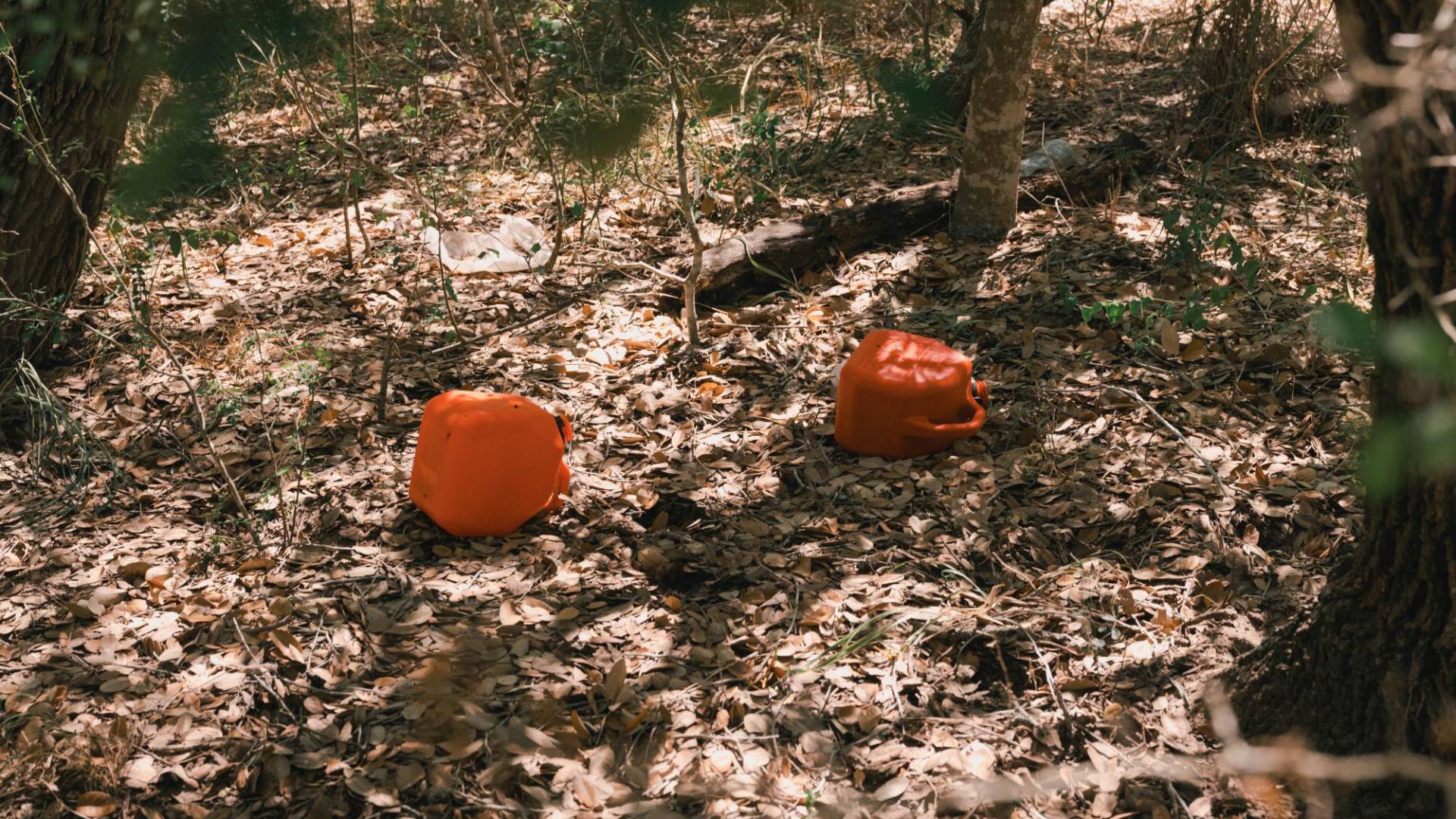 $!Los agentes buscan artículos, como botes quizás usados para agua, que puedan pertenecer a un migrante desaparecido.