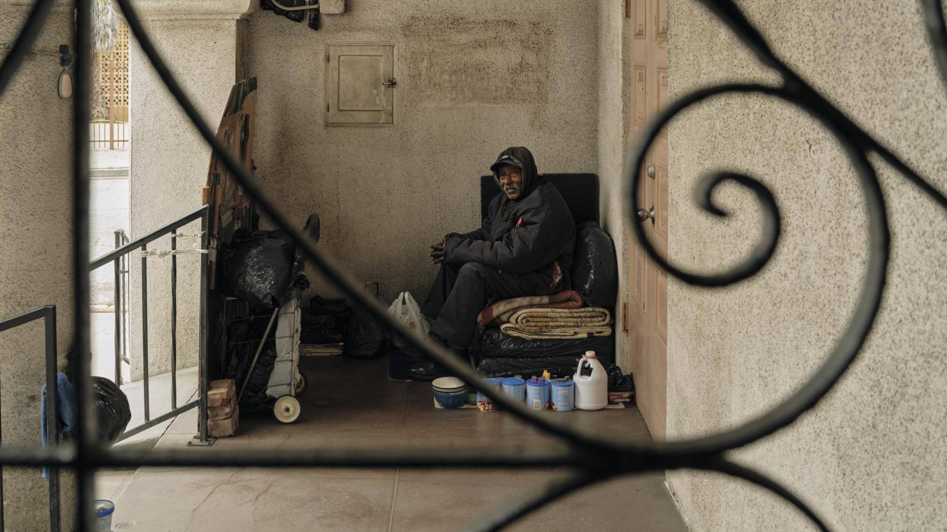 $!Bill Dorsey, de 78 años, vive afuera de la Primera Iglesia Metodista Unida de Inglewood, que planea construir viviendas costeables en su terreno.