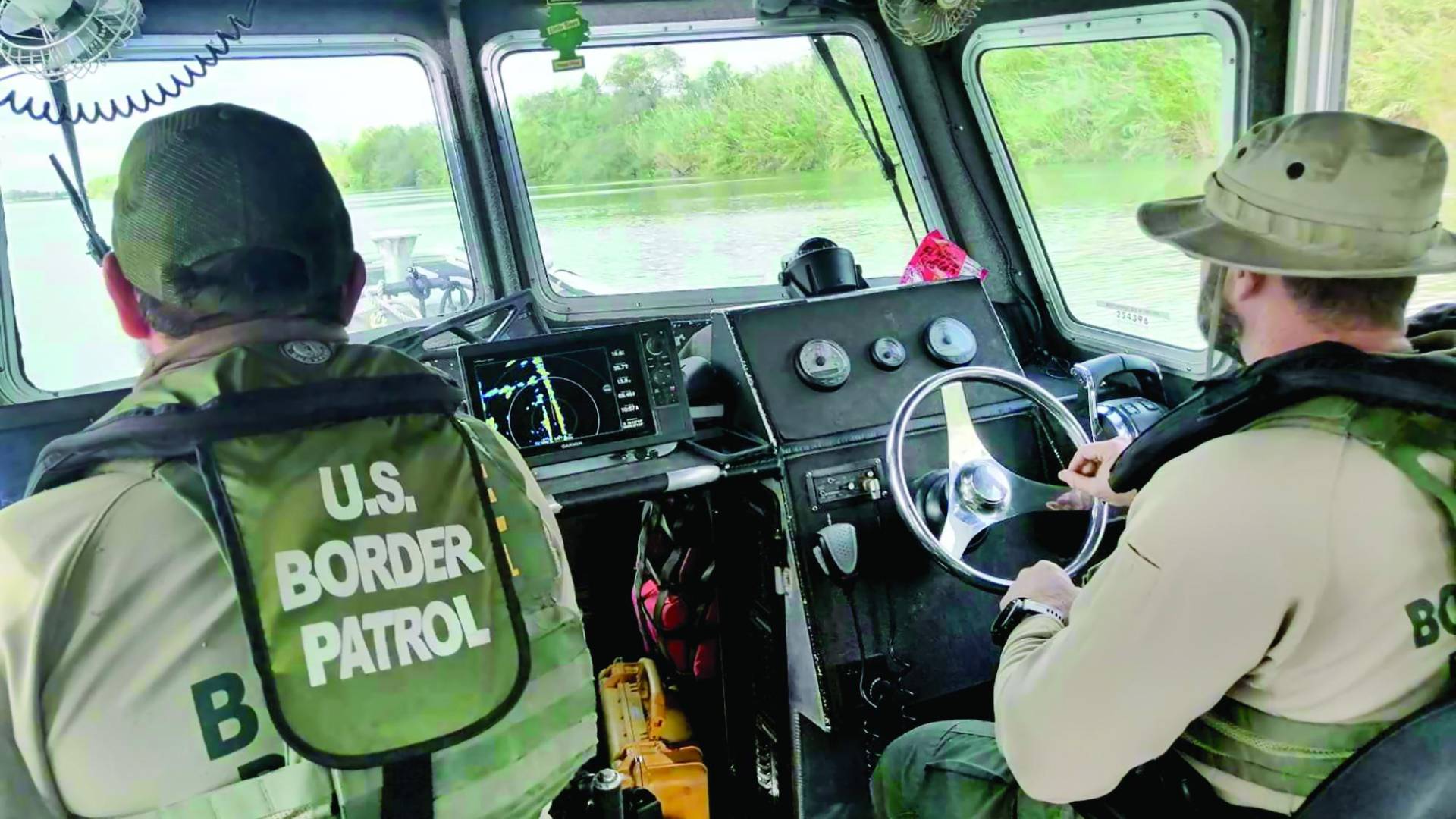 $!Los migrantes intentan evitar los peligros del desierto, río Bravo, el muro, serpentinas y también la tecnología de la Patrulla Fronteriza de Estados Unidos: torres con cámaras móviles y fijas en las zonas más transitadas, globos aerostáticos de vigilancia, escáneres en puntos de control vehicular, helicópteros, lanchas de alta velocidad y vehículos todoterreno.