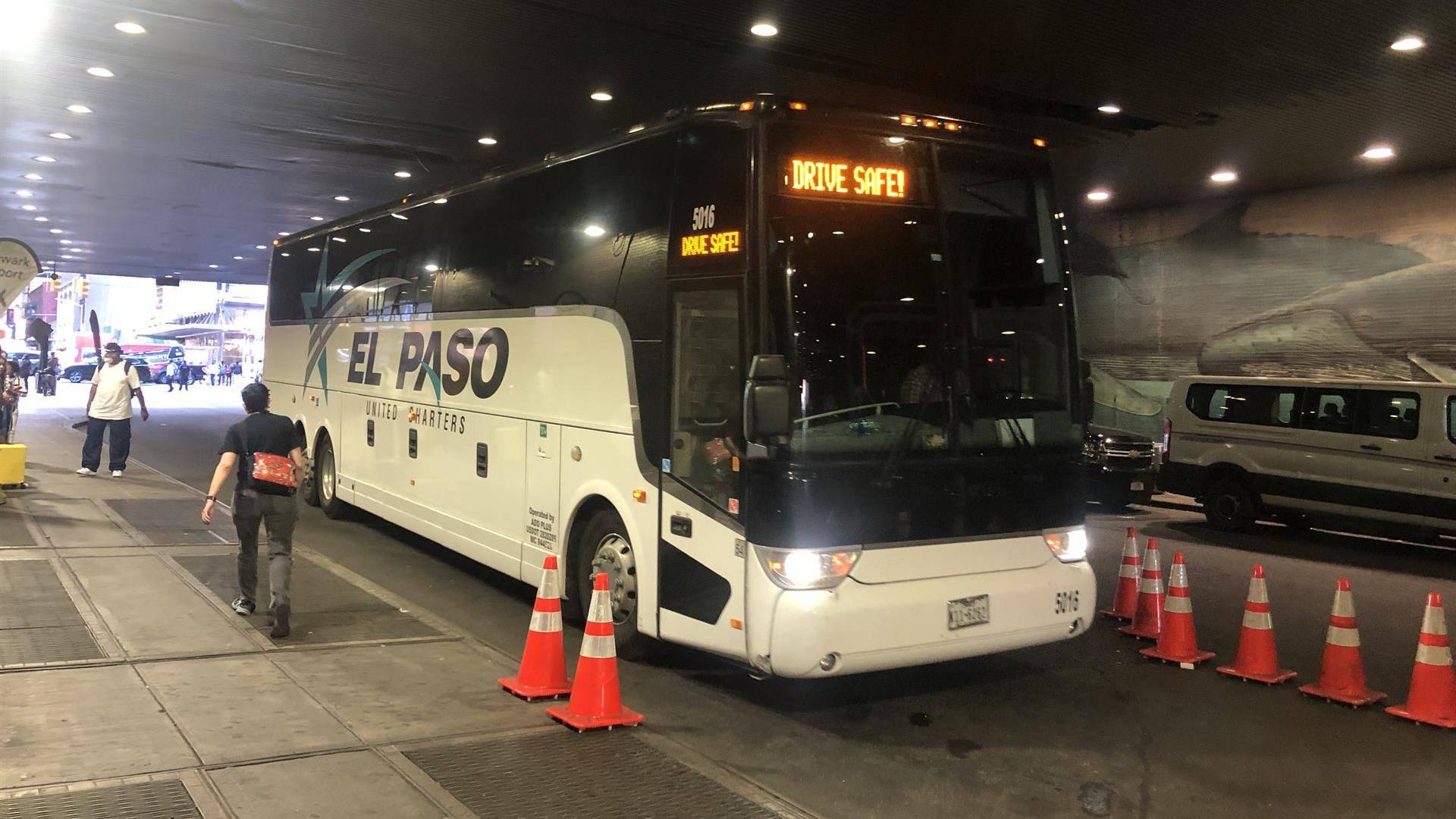 $!Un autobús que transporta a inmigrantes enviados desde Texas hace su entrada este viernes en la terminal neoyorquina de Port Authority, en pleno centro de Manhattan, Nueva York (EE.UU.). EFE/ Javier Otazu