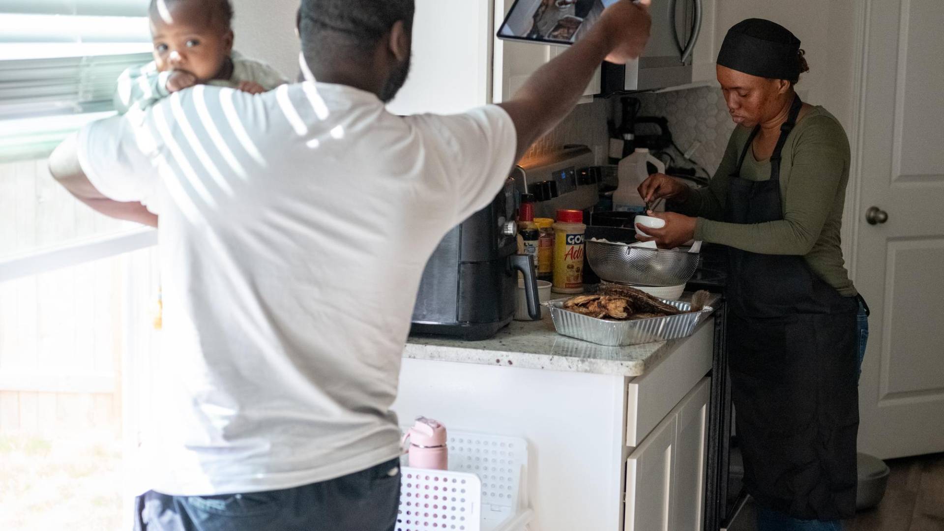 $!Davila Dion, ama de casa, vende comidas caseras basadas en recetas de Costa de Marfil en Marketplace de Facebook.
