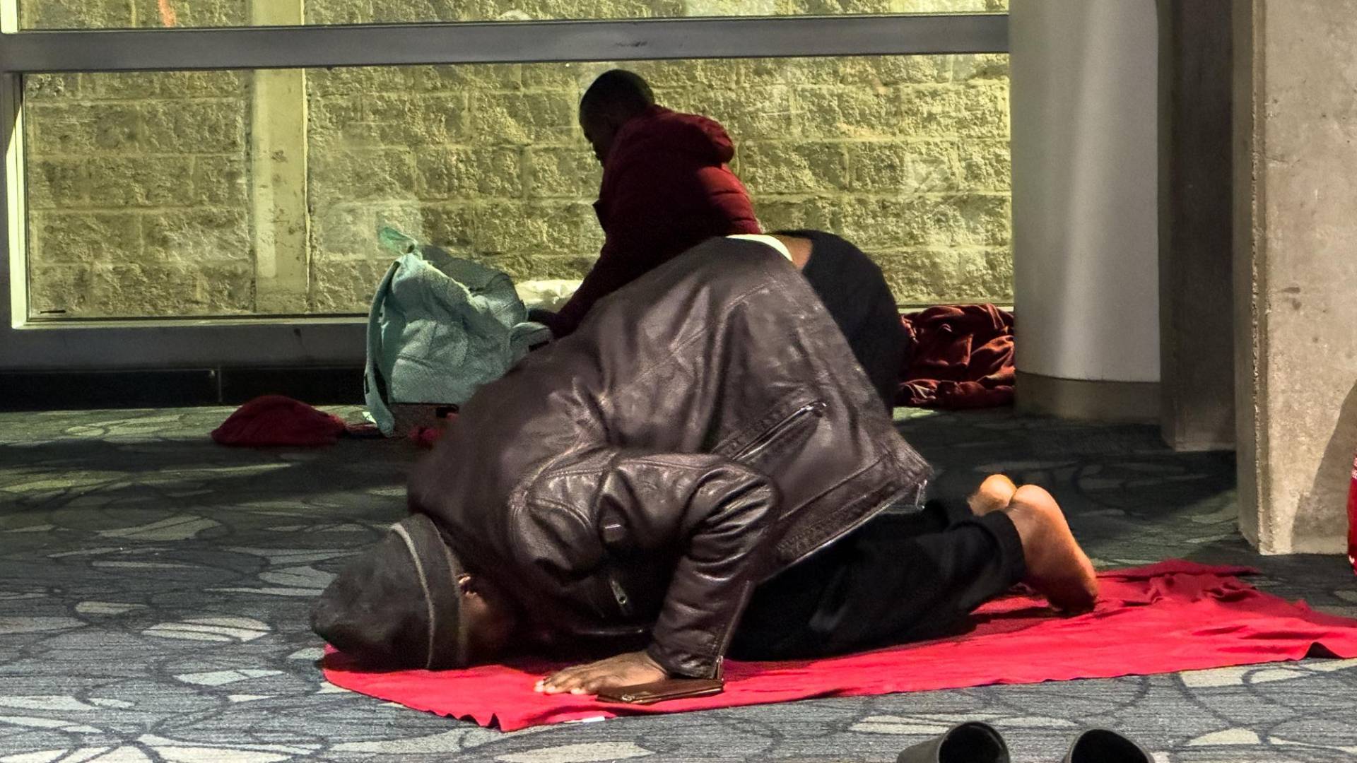 $!Algunos viajeros de África pasan días en el aeropuerto de Bogotá antes de poder continuar a su próximo destino.