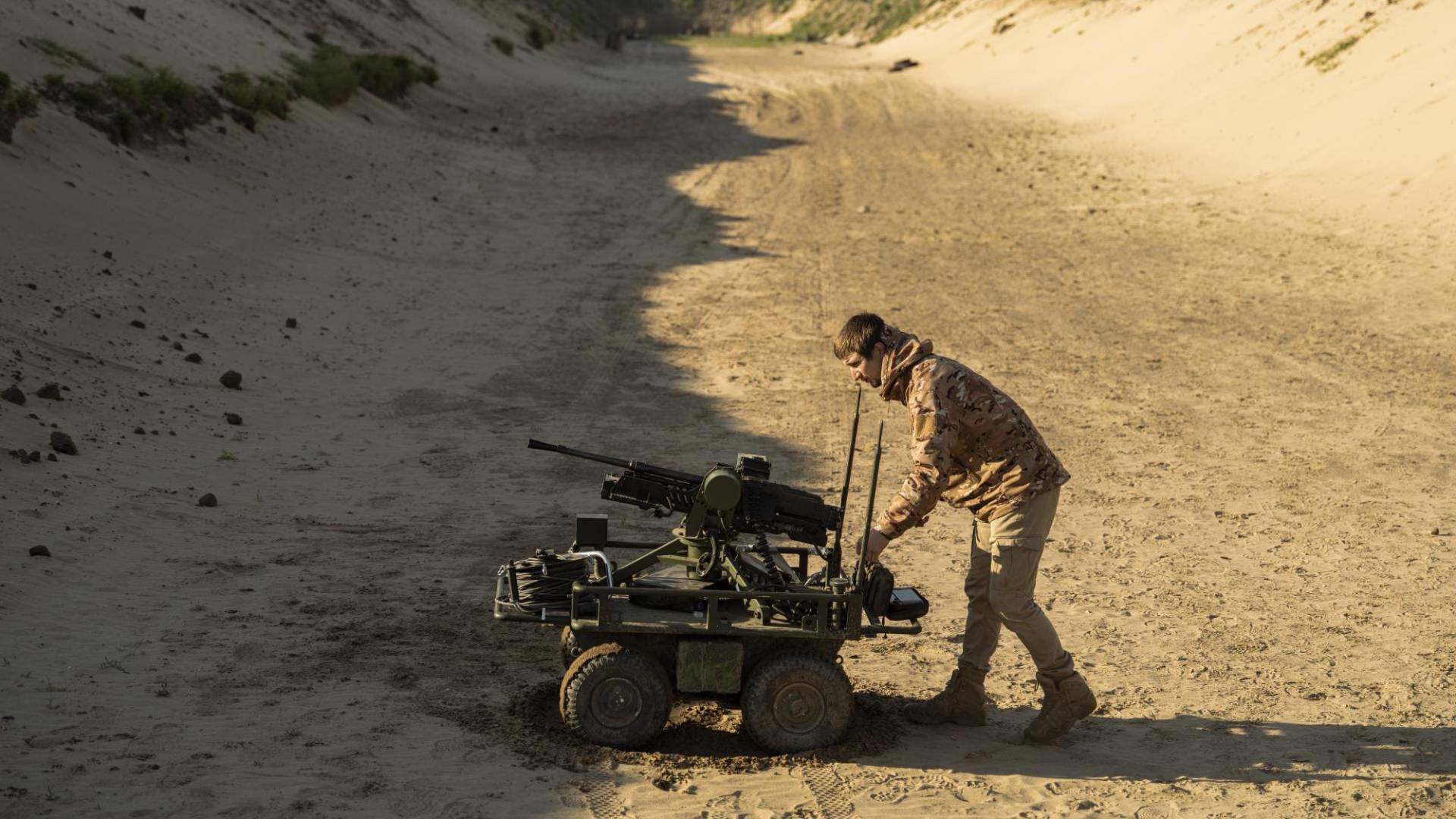 $!Un arma automatizada con una torreta montada en un dron rodante, a prueba en un campo de tiro en Kiev.