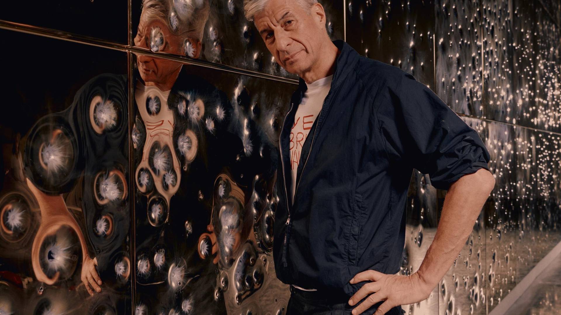 $!Maurizio Cattelan en la Galería Gagosian con su nueva obra, “”Domingo”, con sus paneles acribillados. (Vincent Tullo para The New York Times)