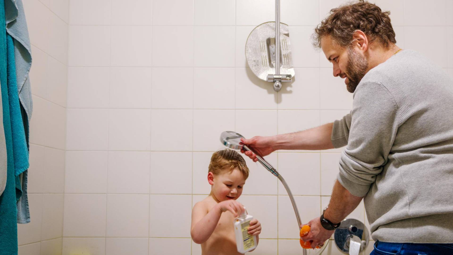 $!Stefano Baldo baña a Rubén, de 2 años. Él y su esposa tienen seis hijos en Bolzano, Italia.