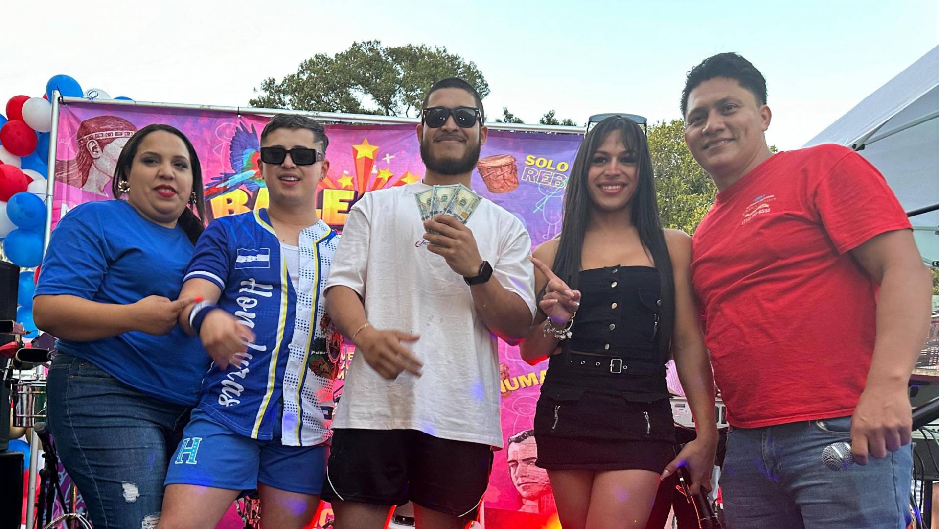 $!Sara Mena y Maynor Sandoval junto al ganador.