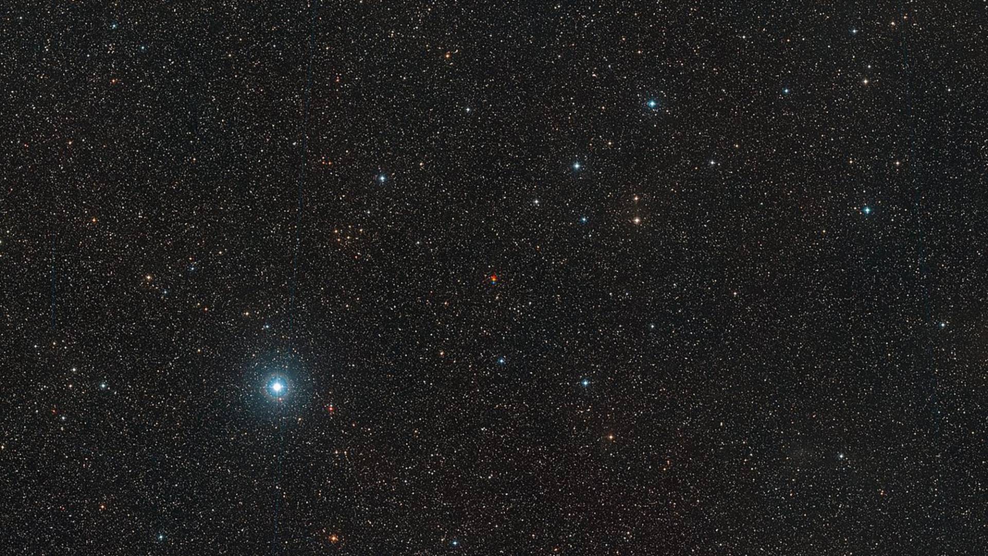 $!Una imagen amplia de la Estrella de Barnard, cuyo centro la muestra captada en tres exposiciones diferentes.