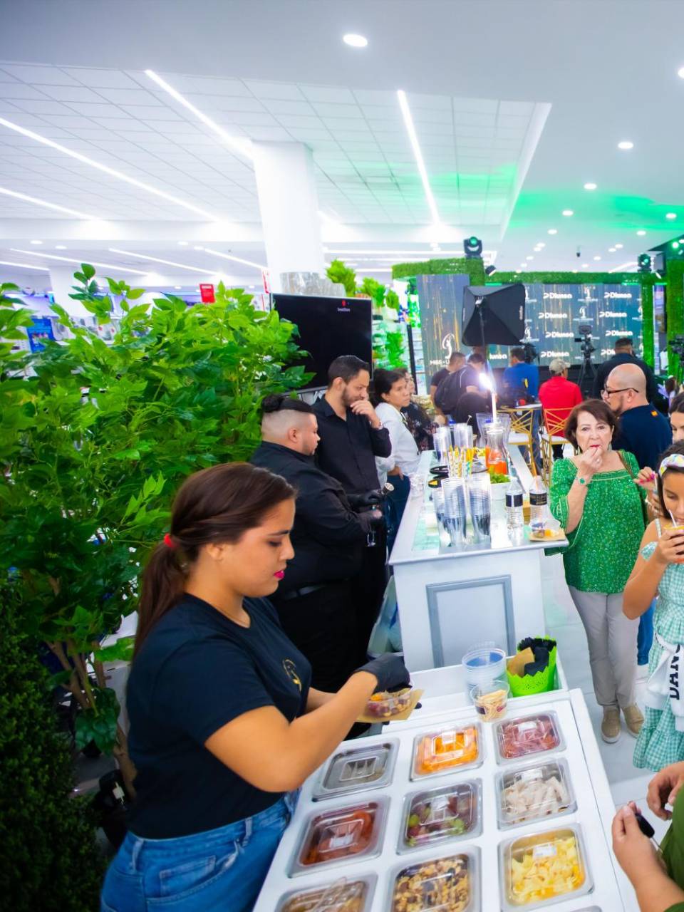 Invitados especiales y representantes de los medios de comunicación recibieron finas atenciones.