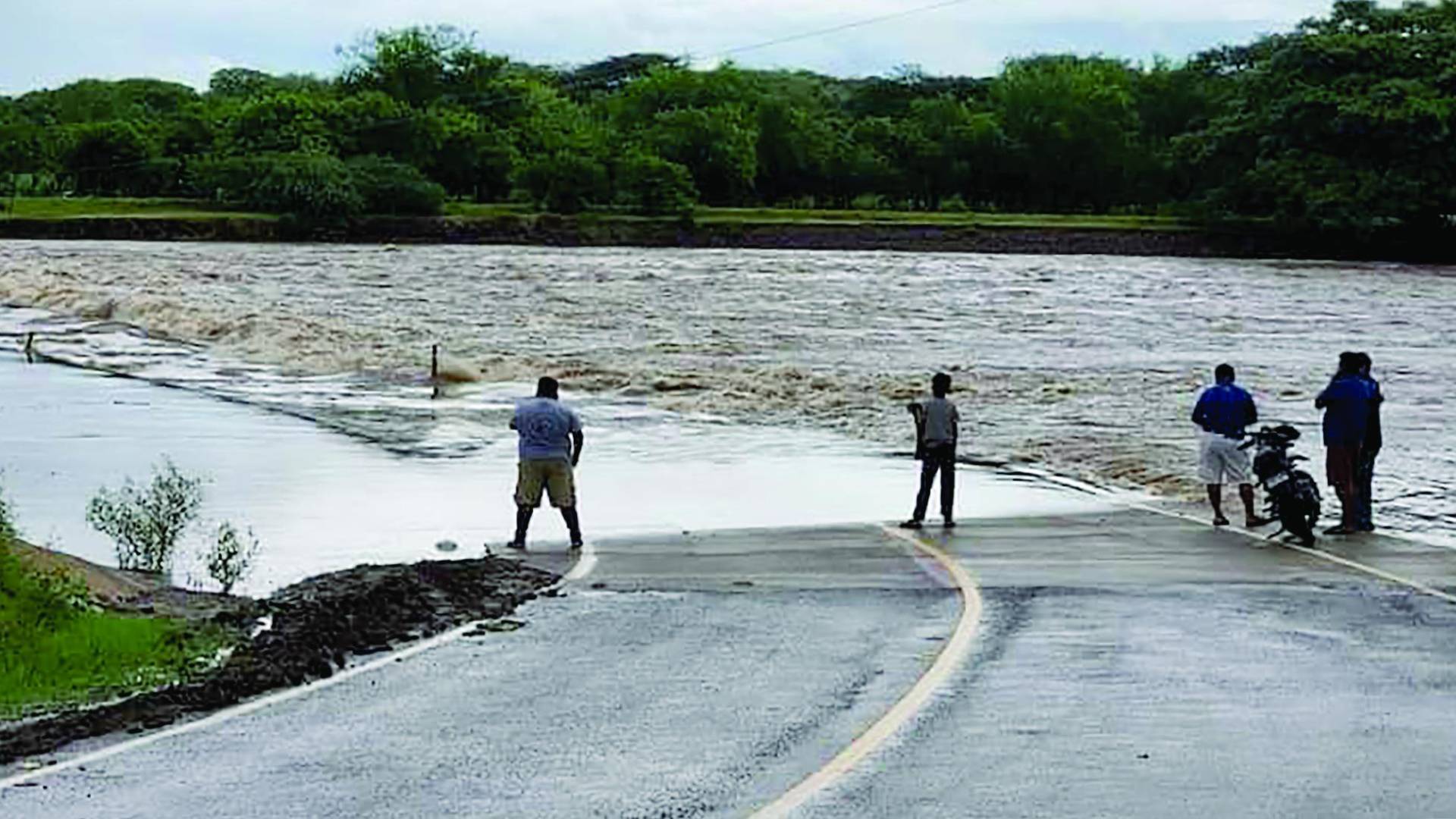 $!Nery Ordóñez, de la Cruz Roja, explicó que el agua bajó de forma considerable; pero no será tan rápido para que desaparezca por completo. El río Goascorán anegó varias comunidades.