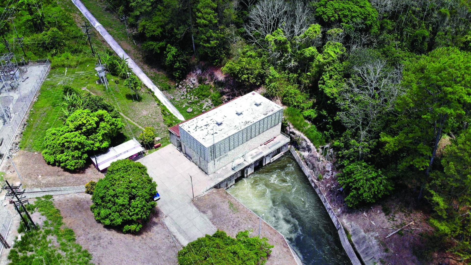 $!Después de dos años y medio, aún está la marca en el nivel 289 que dejó el agua en la torre.