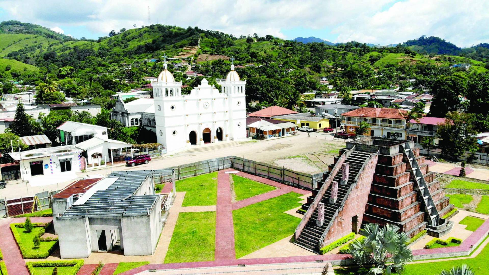 $!Frente a la alcaldía y la iglesia está el parque central cerrado porque la construcción no siguió. Aunque la obra se empezó cuando ya no era alcalde, es indudable que en ese tiempo todavía mantenía poder en el poblado.