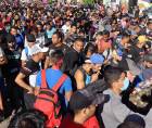 Miles de migrantes se aglomeran frente a las oficinas del INM a la espera de tramitar una visa humanitaria.