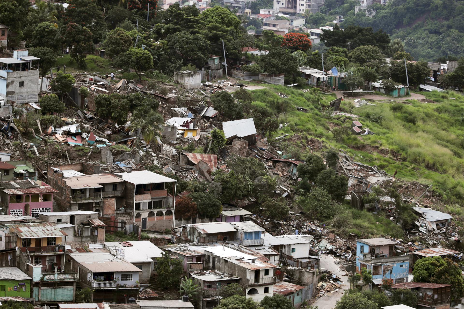 La capital de Honduras conmemora este jueves el 444 aniversario de su fundación agobiada por la pobreza y las lluvias, que activaron una falla geológica que provocó una cadena de derrumbes que ha destruido total o parcialmente decenas de casas.