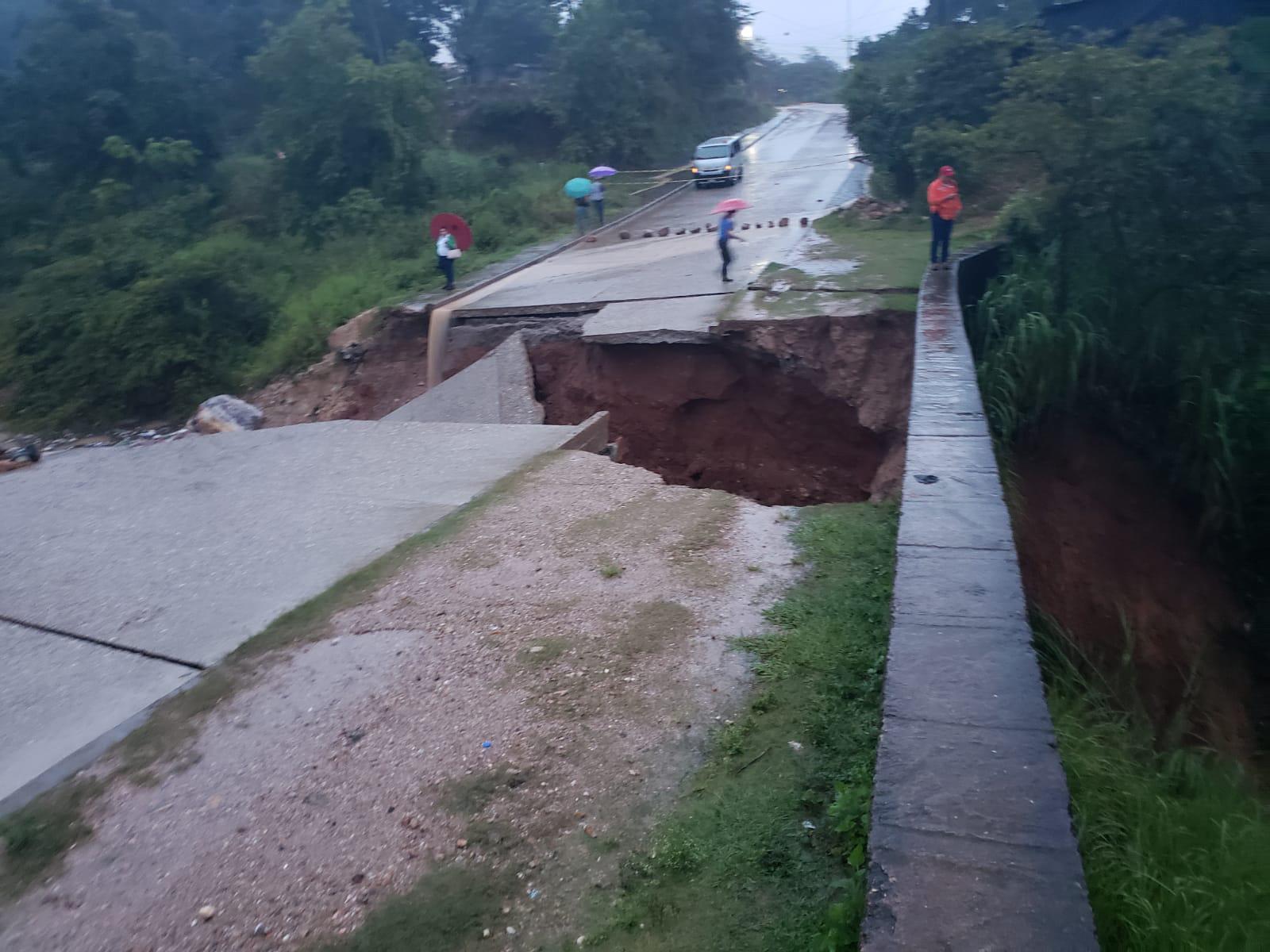 Carretera colapsada en Azacualpa.