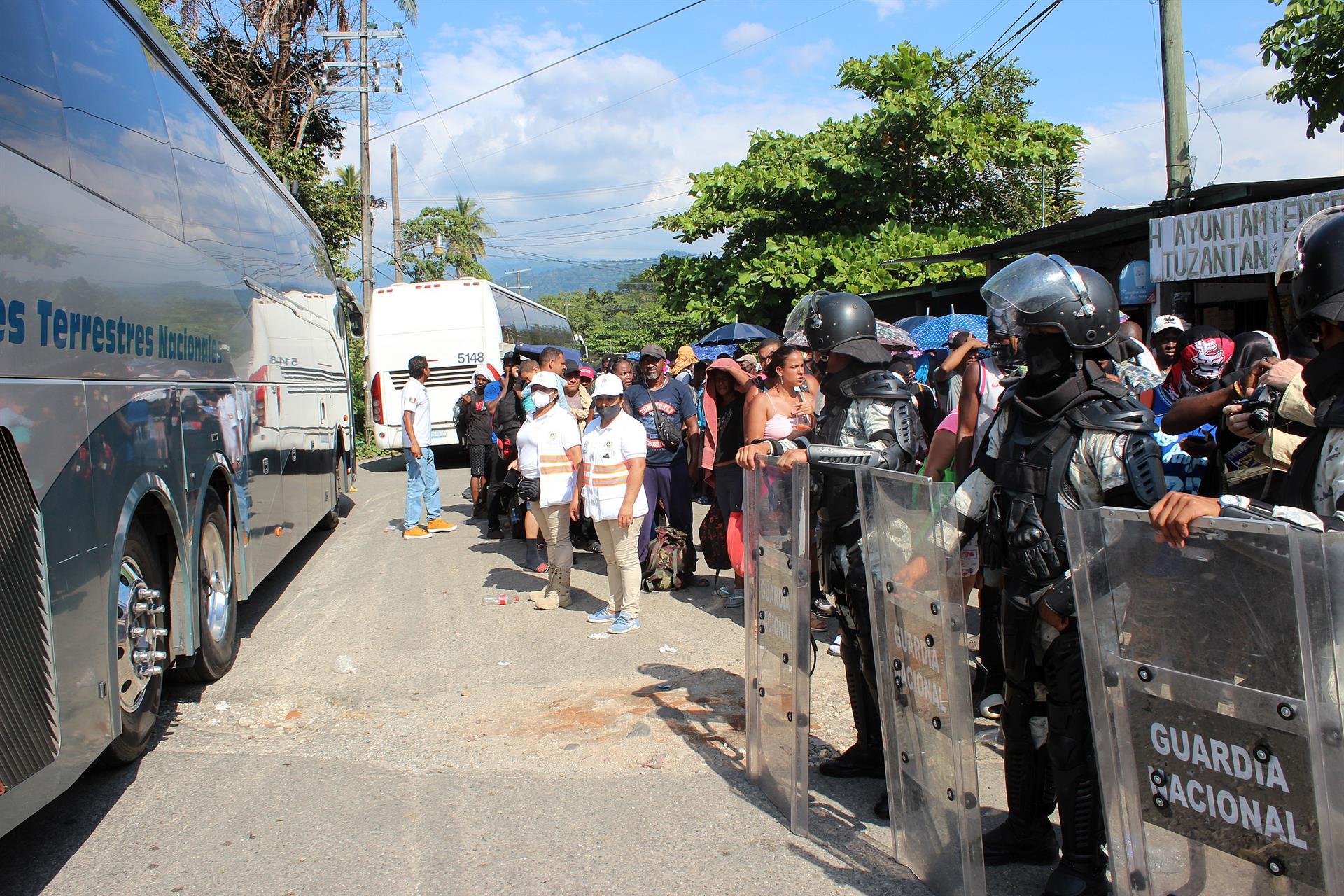Agentes de la Guardia Nacional organizaron a los migrantes para que subiesen a los autobuses.