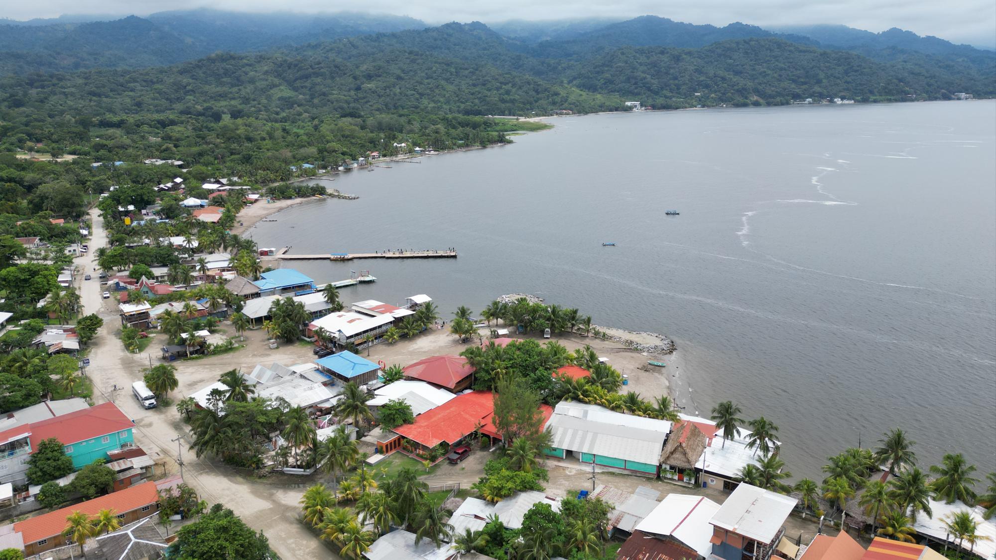 Omoa es la ciudad mártir del Caribe a causa de la basura de Guatemala.
