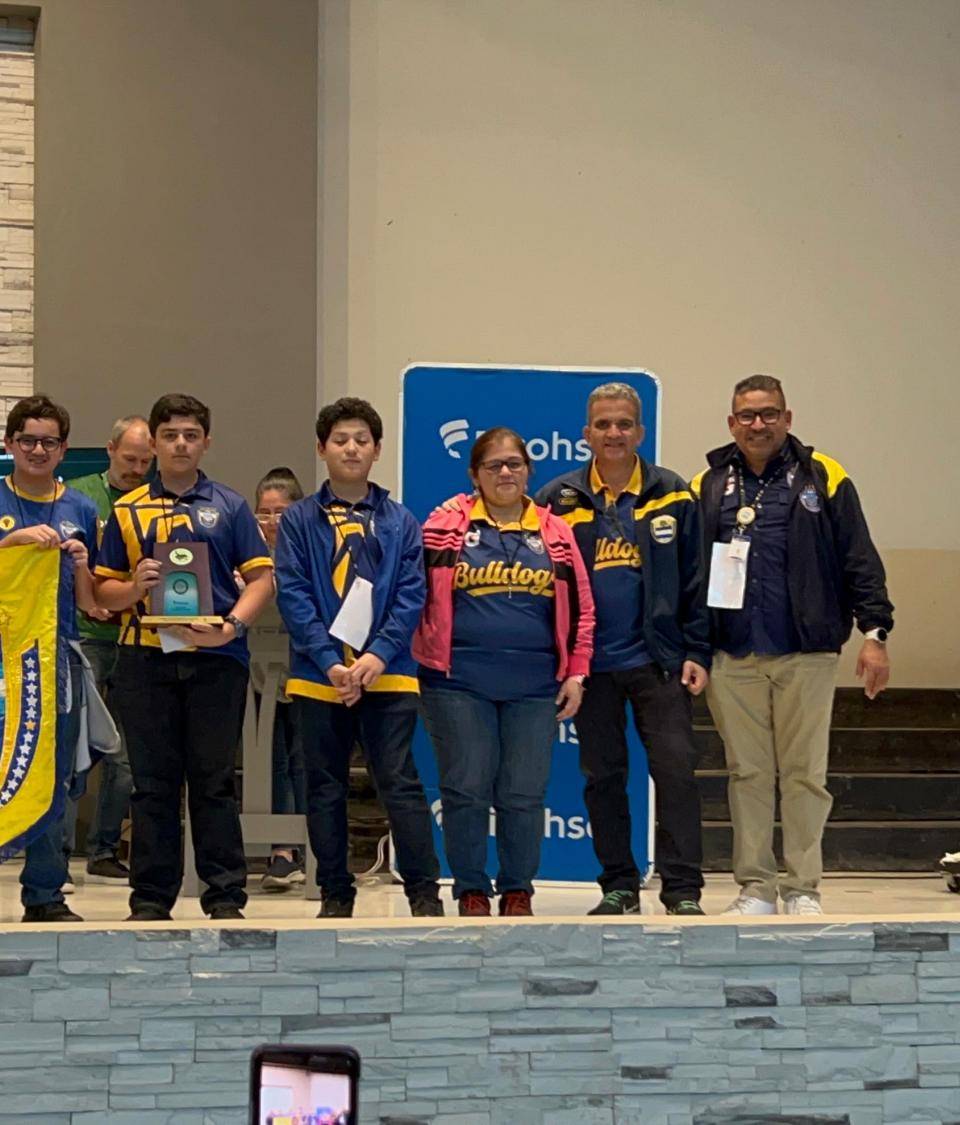 Equipo 3er lugar Escuela Intermedia (6to a 8vo Grado): Rosa Herrera (entrenadora), Fernando Valerio, Sebastián Díaz, Ulises Ekonomo, Lennyn Alvarenga, Lia Alfonso (entrenadora), Juan Santamaria (director Cocurriculares) y Vince Hernádez (Coordinador Académico).