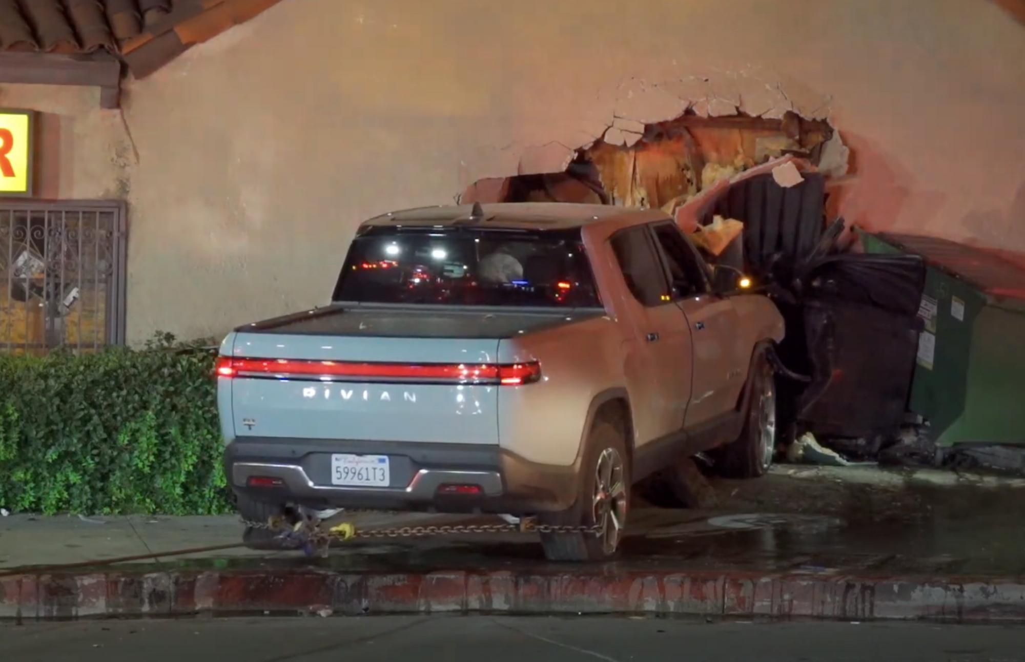 Numerosos curiosos se acercaron al lugar de los hechos, y muchos de ellos tomaron fotos y vídeos del vehículo atascado en la pared.