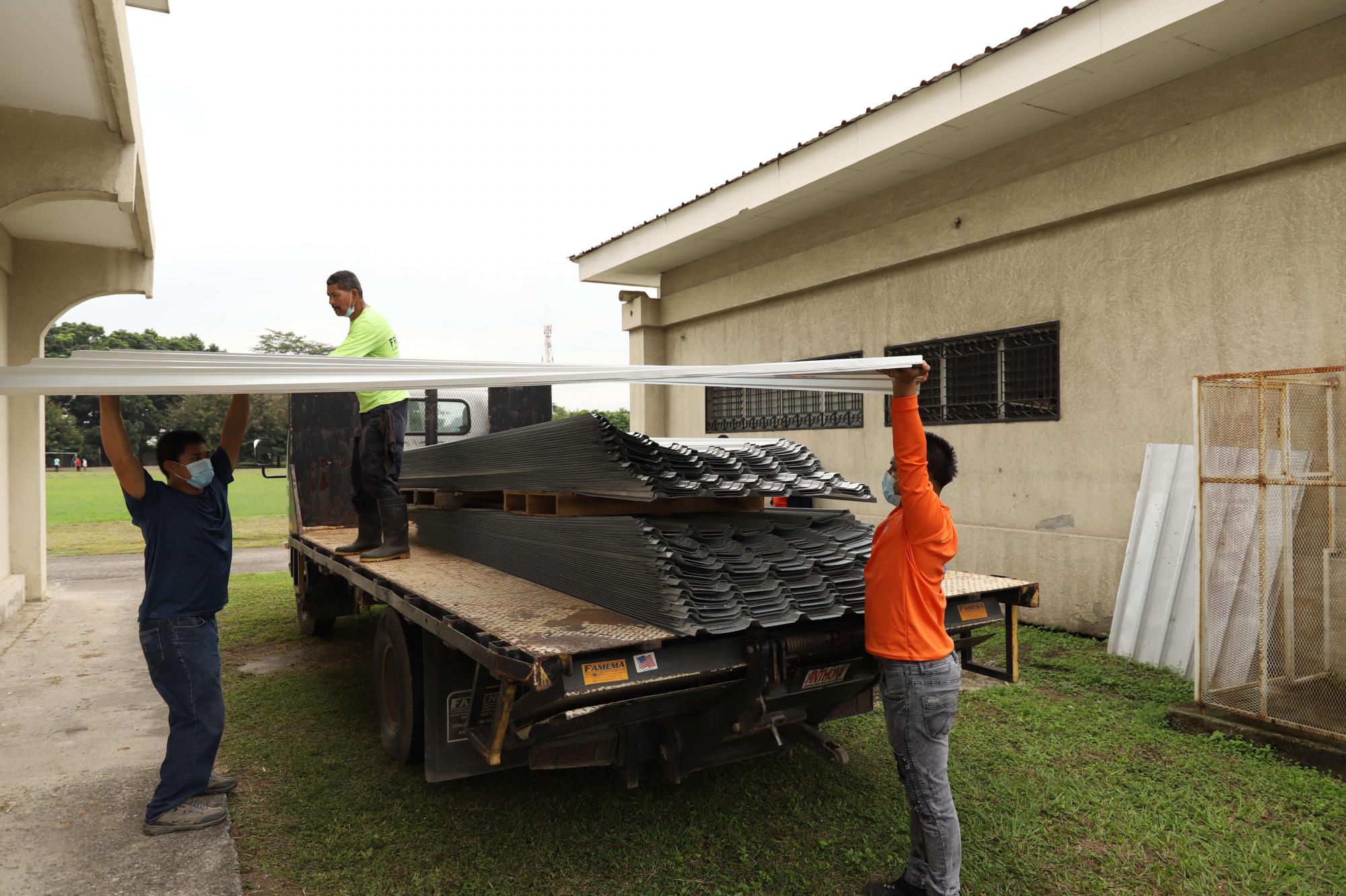 Representantes de la Fundación Mhotivo, de Mercade o de LA PRENSA y de Copeco entregan los materiales recaudados en la campaña de solidaridad al alcalde de Guanaja.