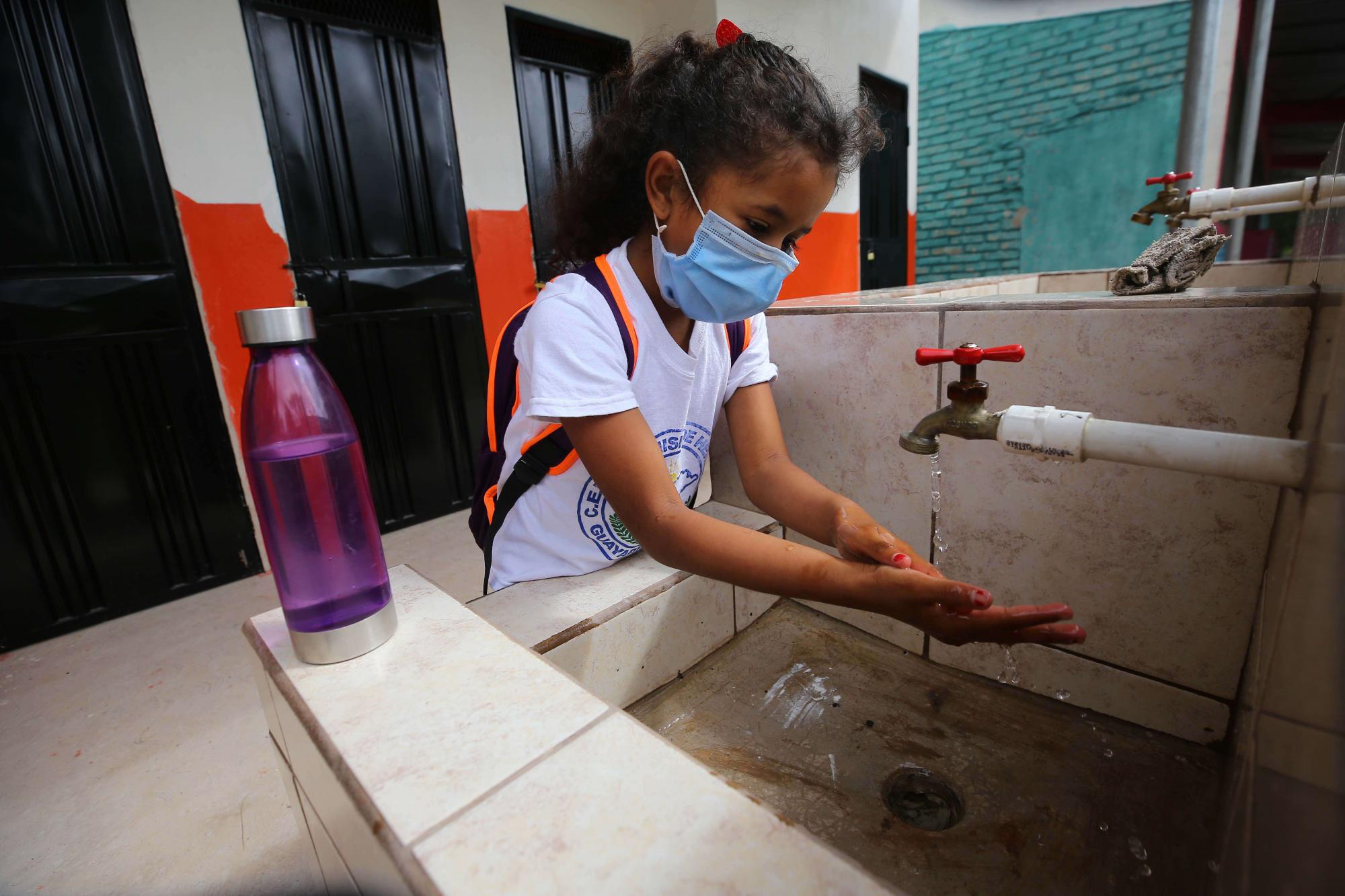 También debe garantizar el servicio de agua potable para que los niños se laven las manos.