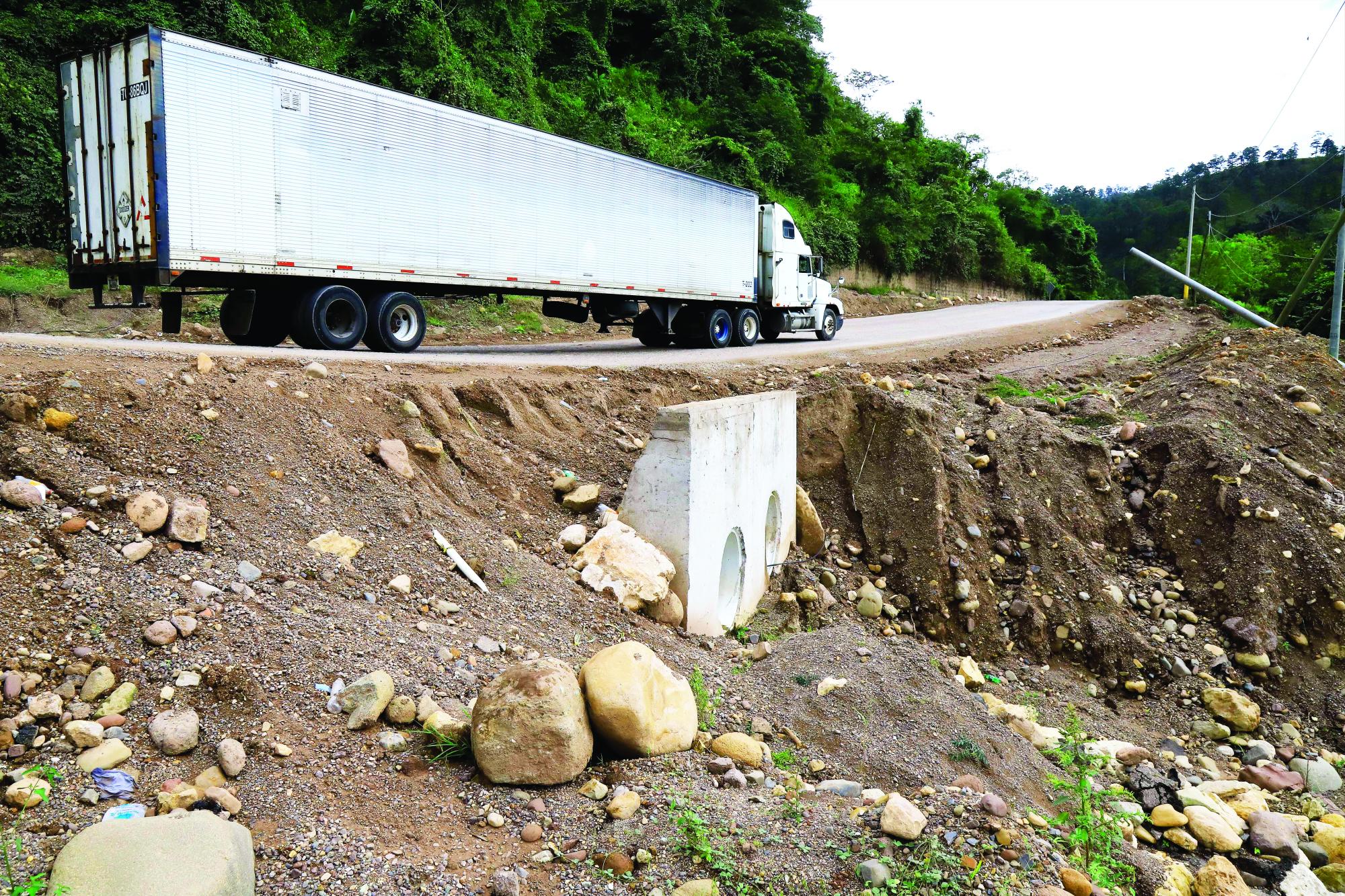 La carretera que conduce de La Entrada a Copán Ruinas, pese a que el Gobierno recientemente la terminó, en menos de un año presenta daños.