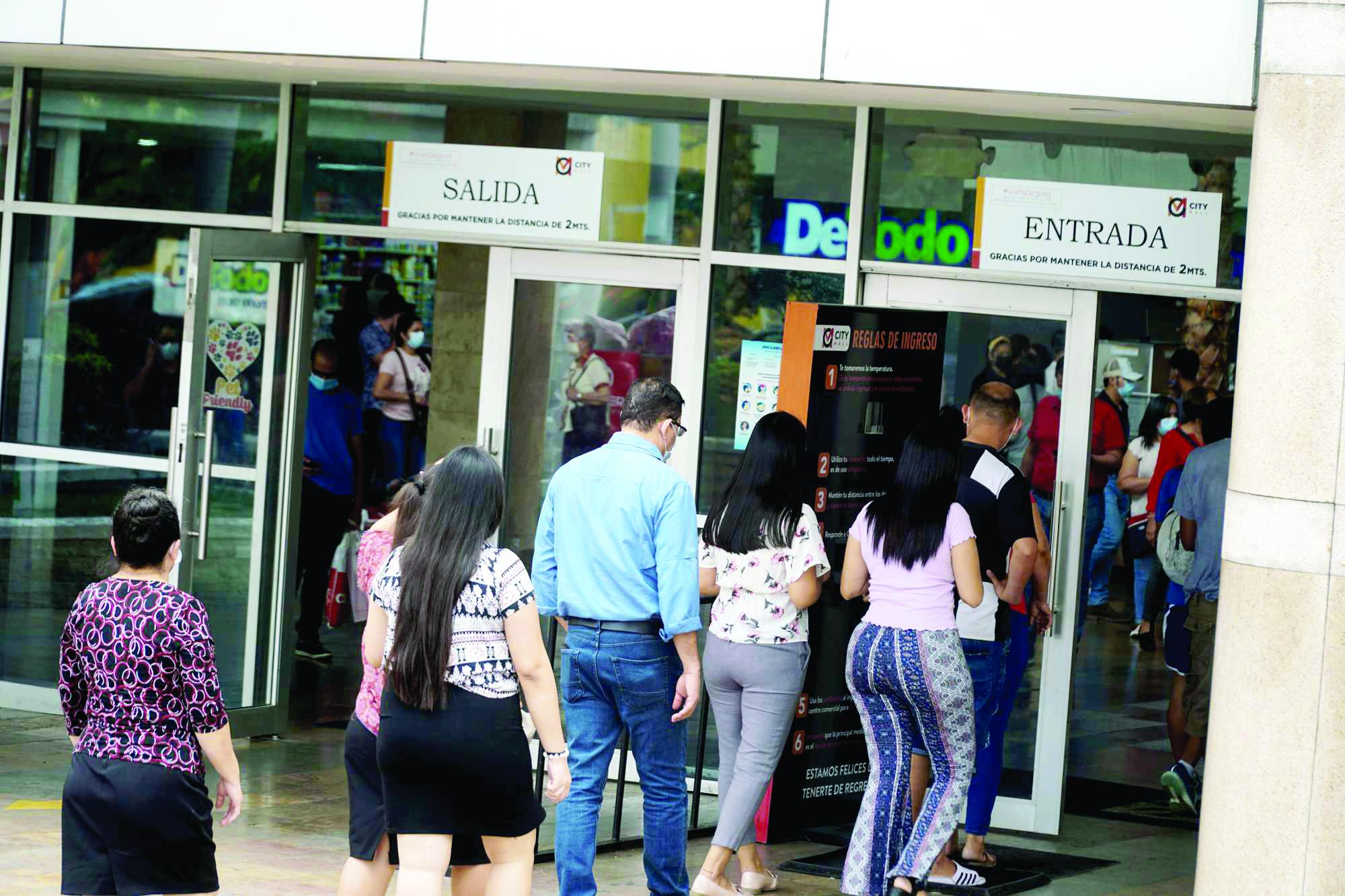 En Mega Mall, City Mall y Multiplaza hay muchas tiendas con atractivos descuentos y ofertas que atraen a los consumidores.