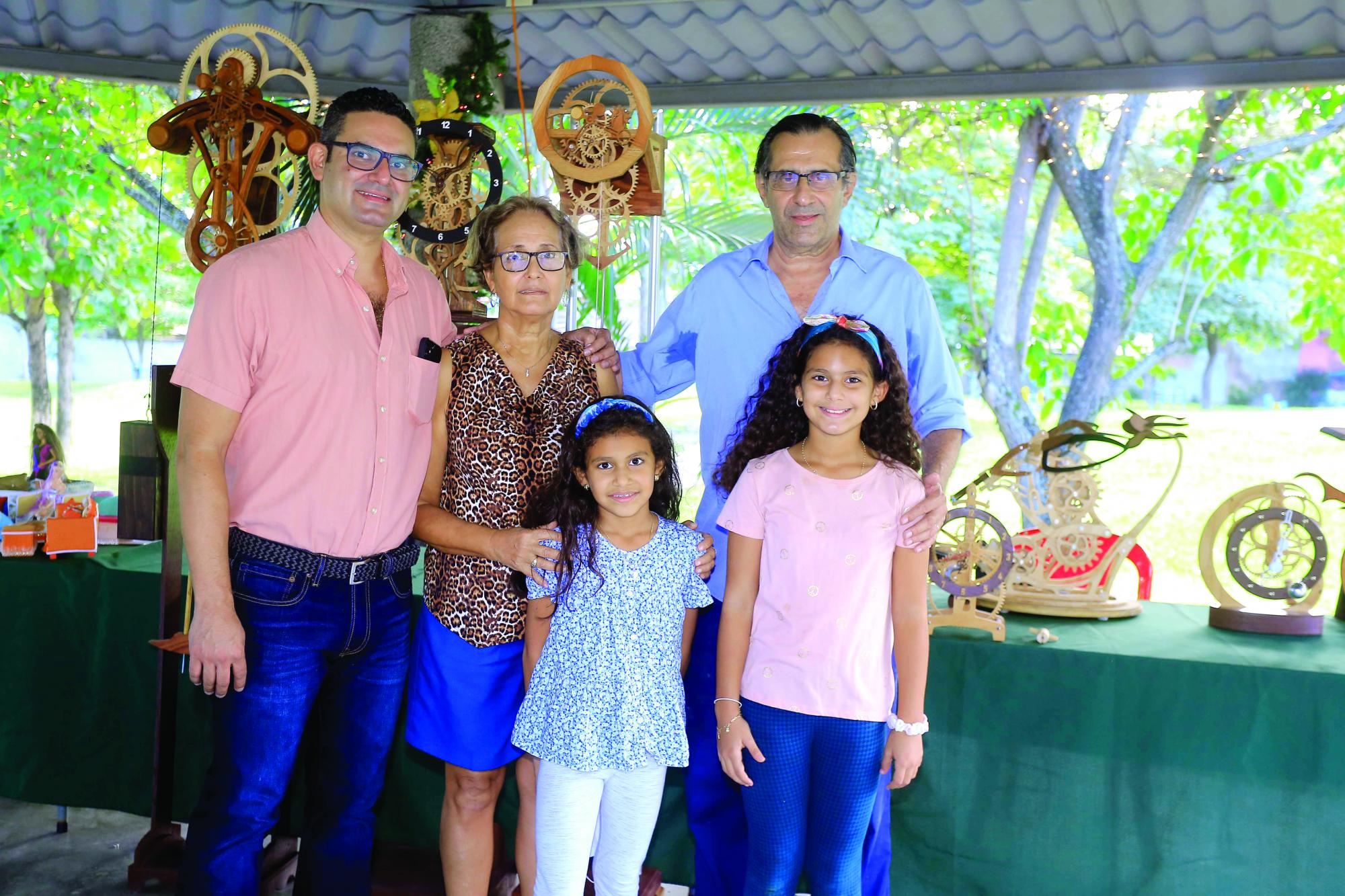 Gustavo Camilo Paz junto a sus padres y sus dos hijas Ariana y Camila, ambas talentosas pianistas.
