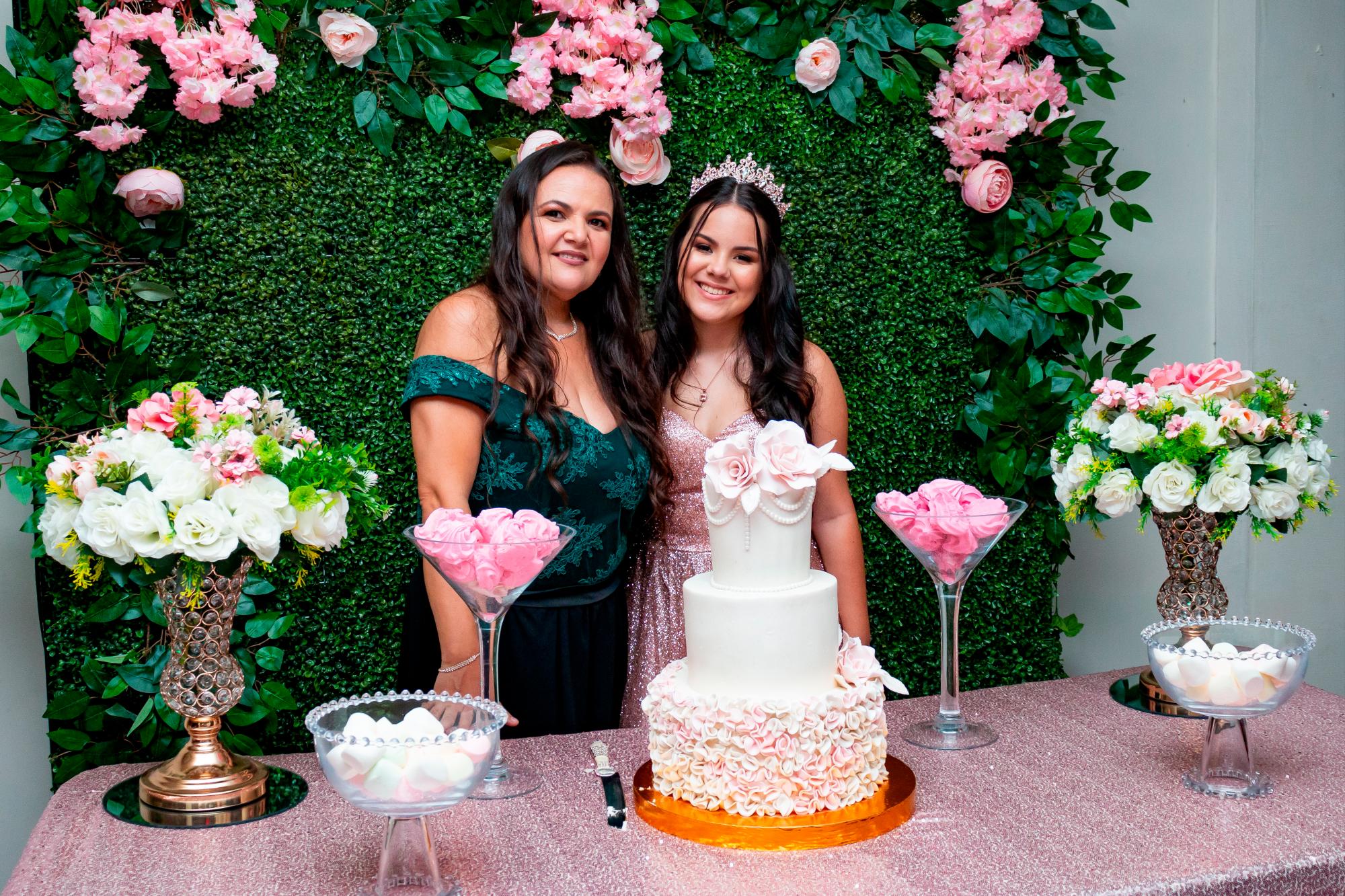 La cumpleañera junto a su madre Paula Esther Lanza y el hermoso pastel para celebrar el feliz acontecimiento.