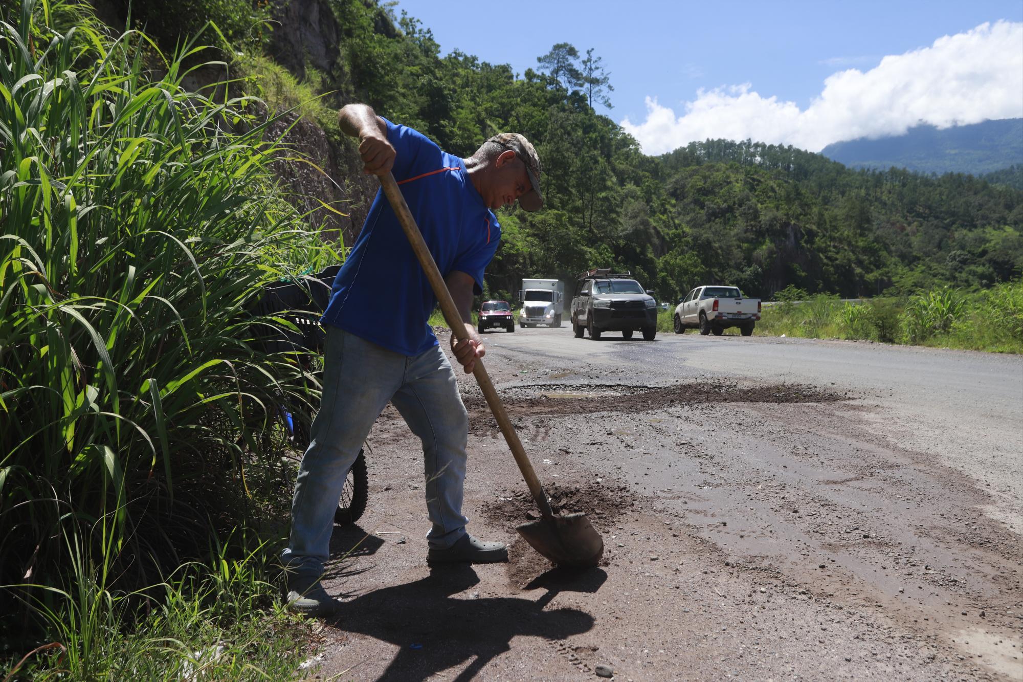 Todo el paso por el malecón de Gualala está lleno de hoyos y de tramos enteros llenos de agujeros. El ciudadano Cristóbal Pineda Mejía dice que salvado muchas vidas echándoles tierra.