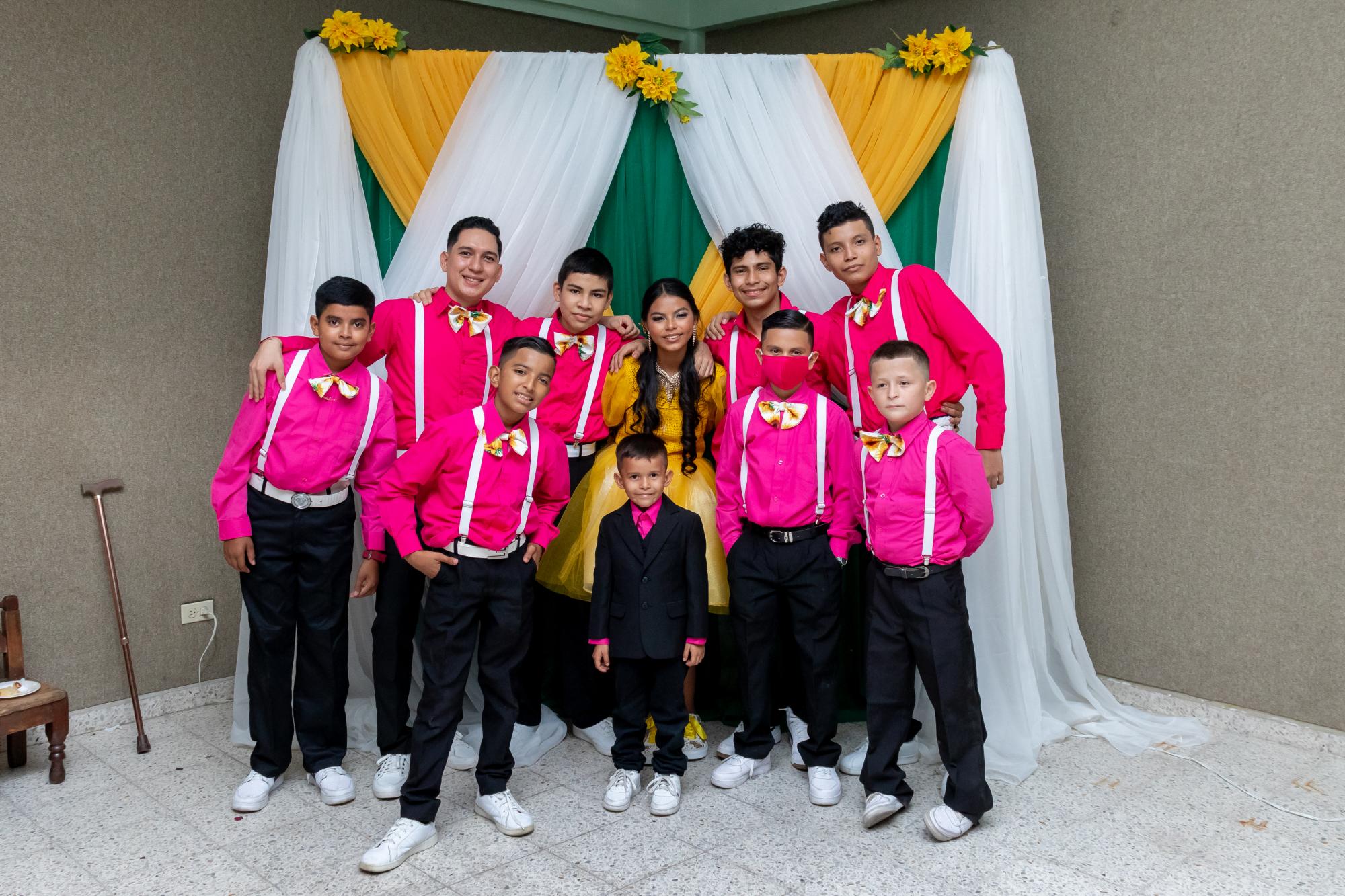 Varones que acompañaron a las damitas del cortejo de la quinceañera Rocío Torres.