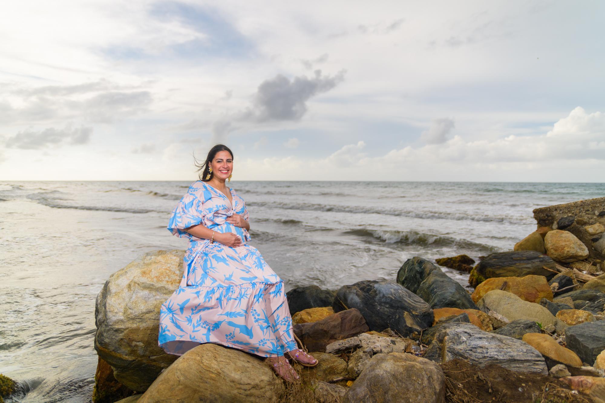 Alejandra Alfaro posa a la orilla de la playa en la celebración de su Gender Reveal.