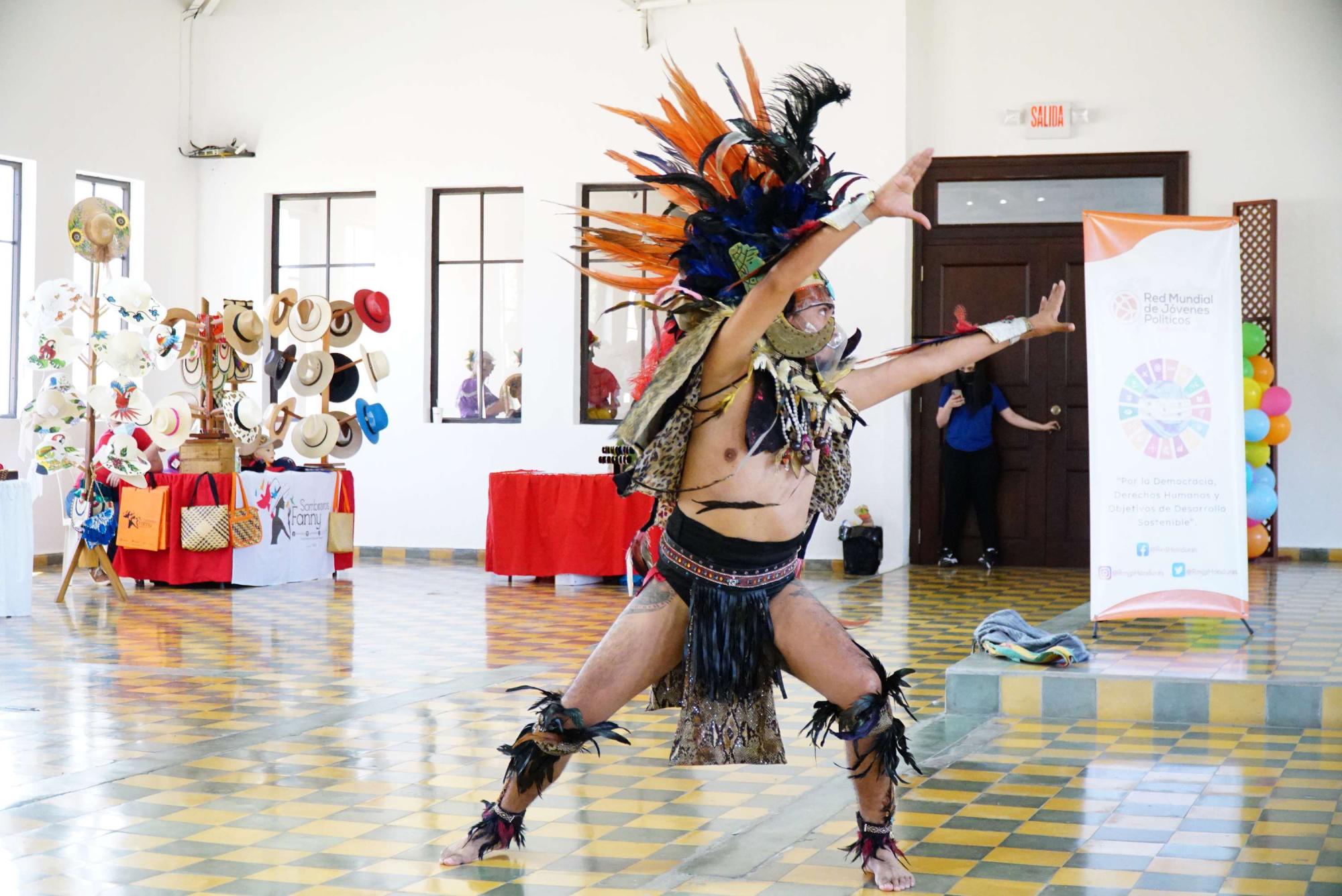 Bailarín de Zorzales de Sula ejecuta una pieza de danza.