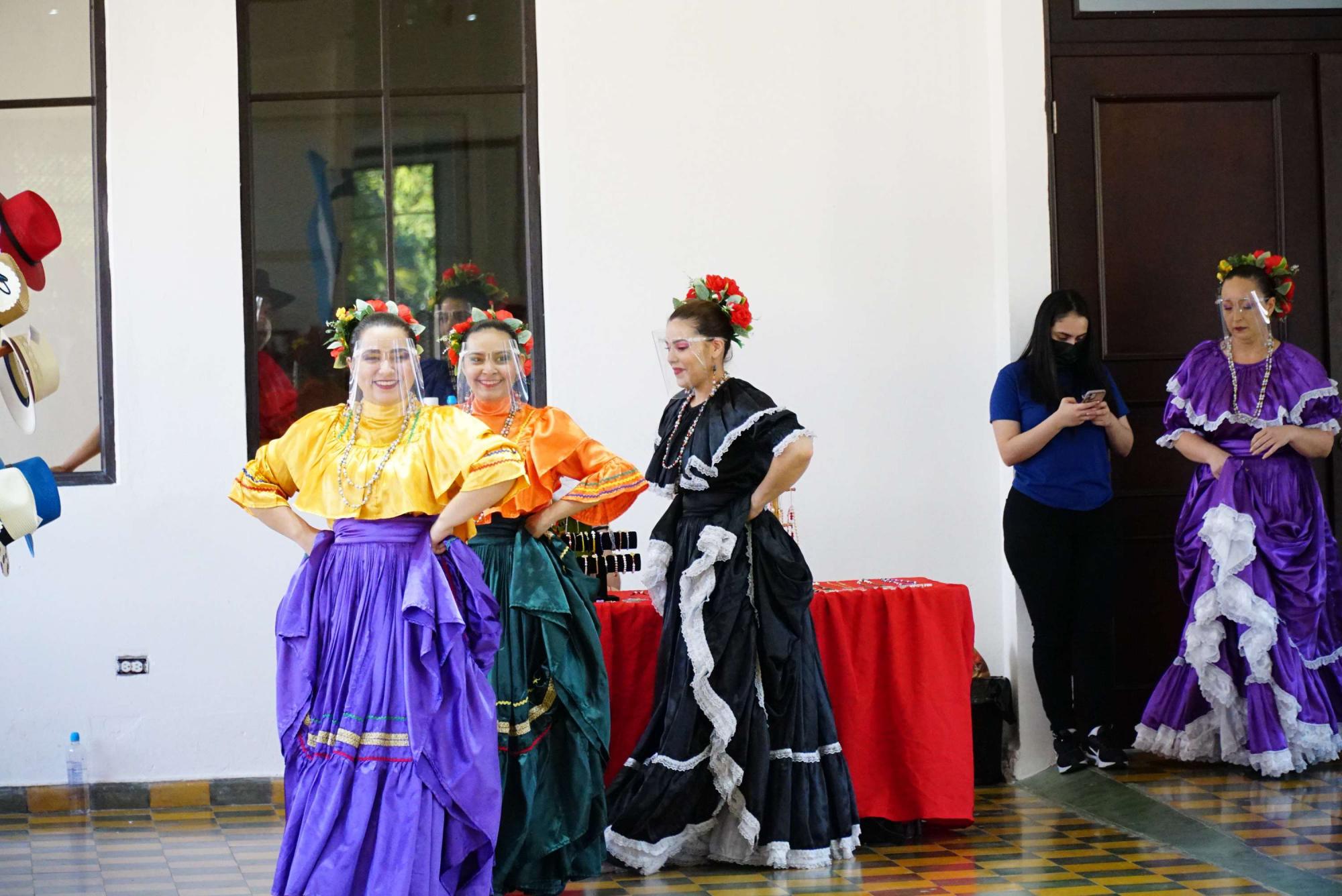 Bailarines de Zorzales de Sula deleitan con una pieza de danza folclórica.