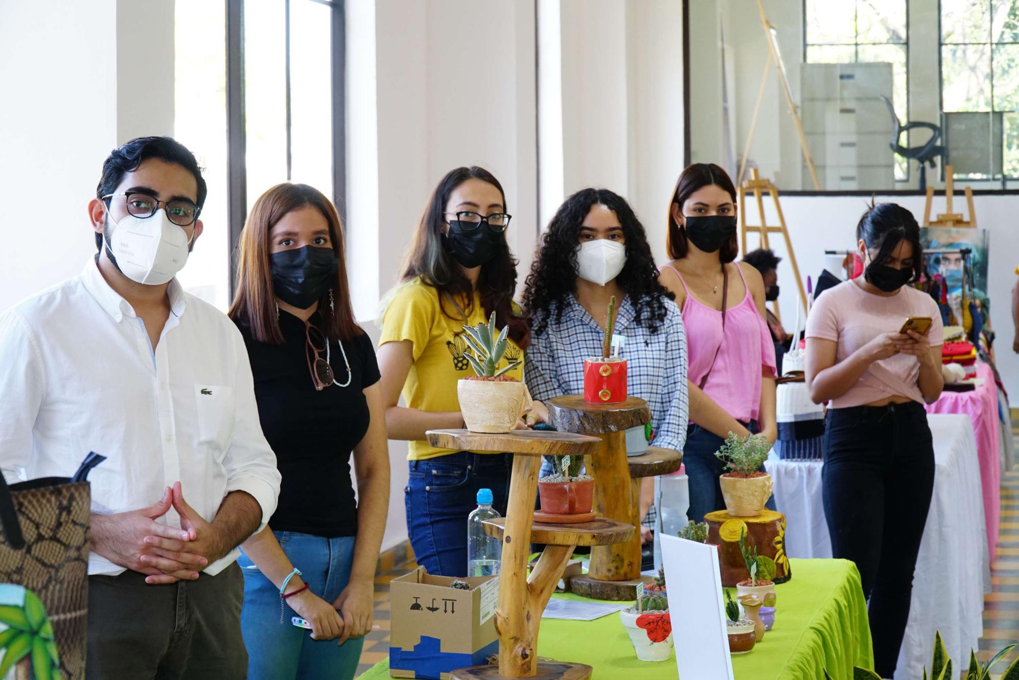 Sampedranos asisten a la velada Dando Color a la Vida.
