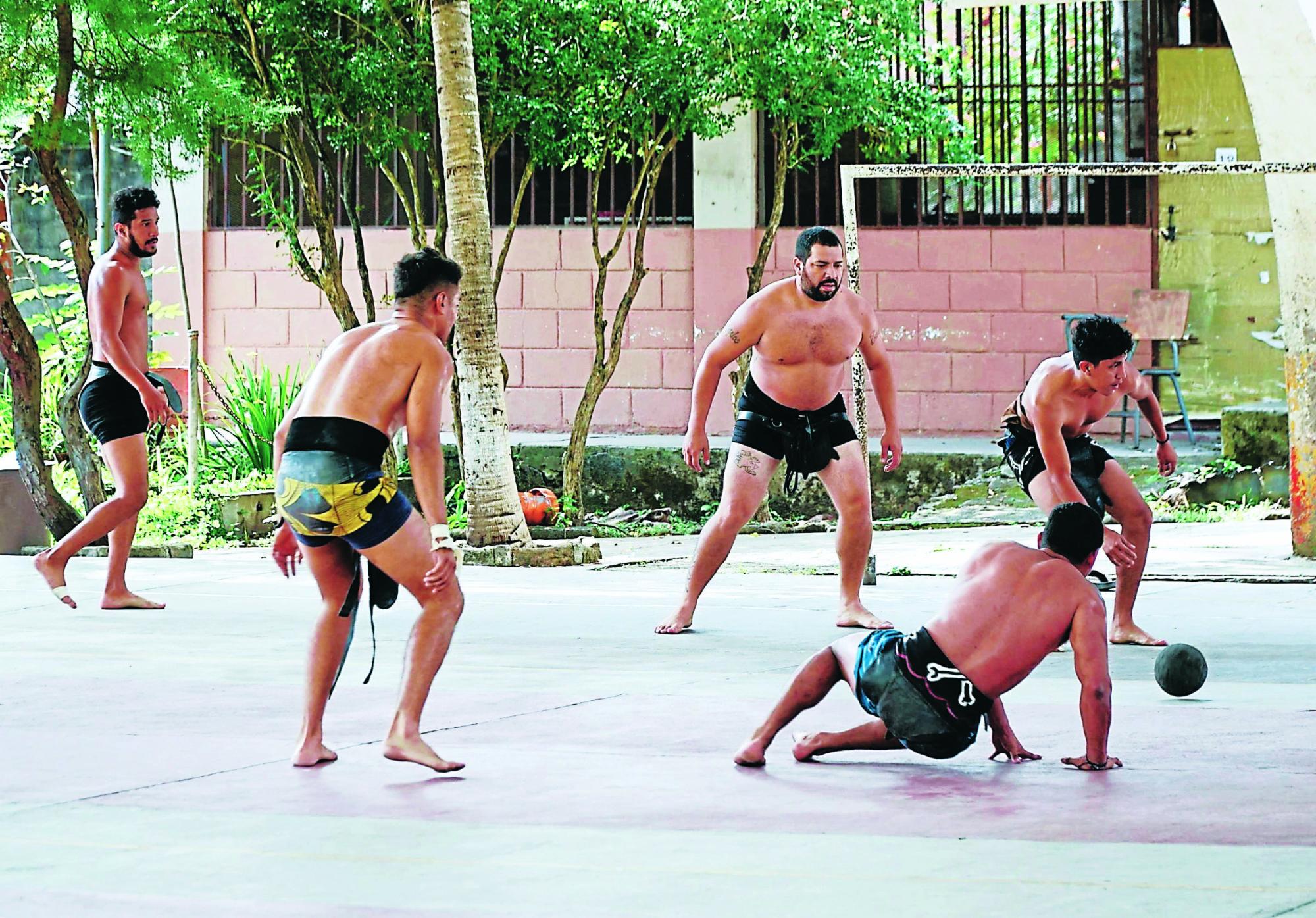 Después de 1,300 años rueda la pelota maya en Copán