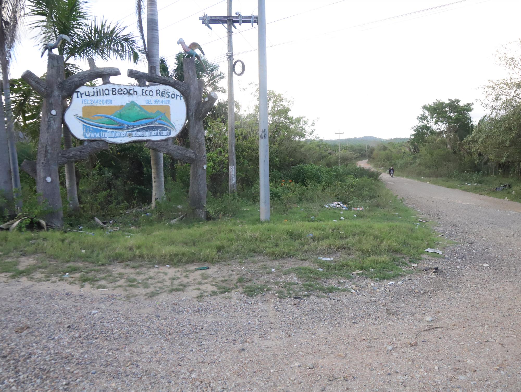 El complejo de condominios Trujillo Eco Beach Resort está ubicado a unos 30 minutos de la carretera CA13 y se entra por un acceso de una calle de tierra.