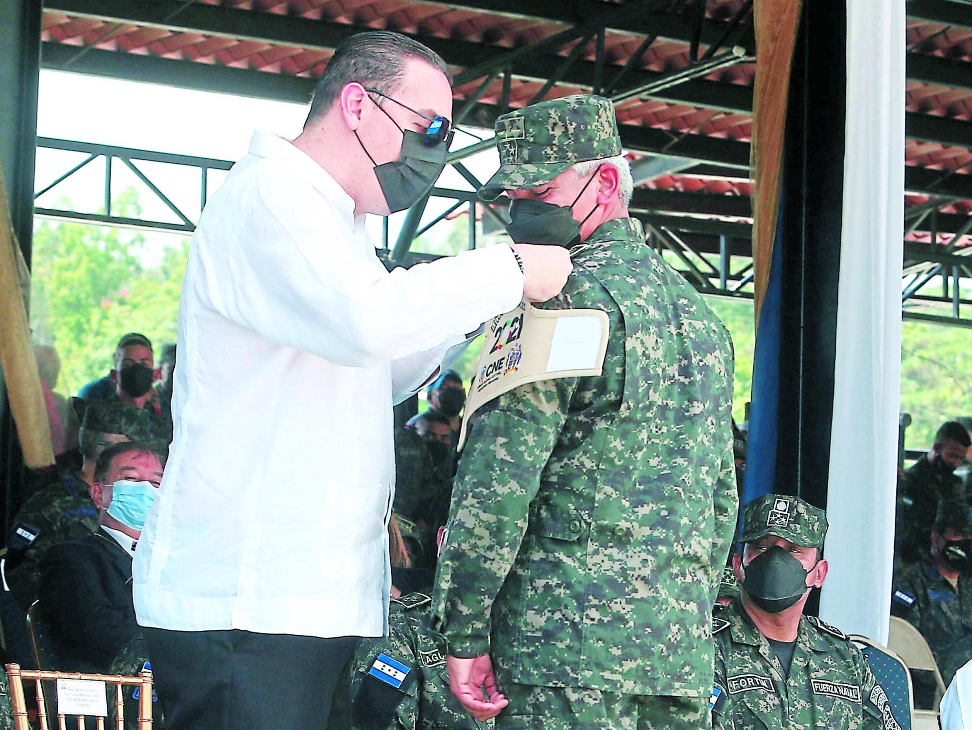 El consejero Kelvin Aguirre junto al jefe militar Tito Moreno.
